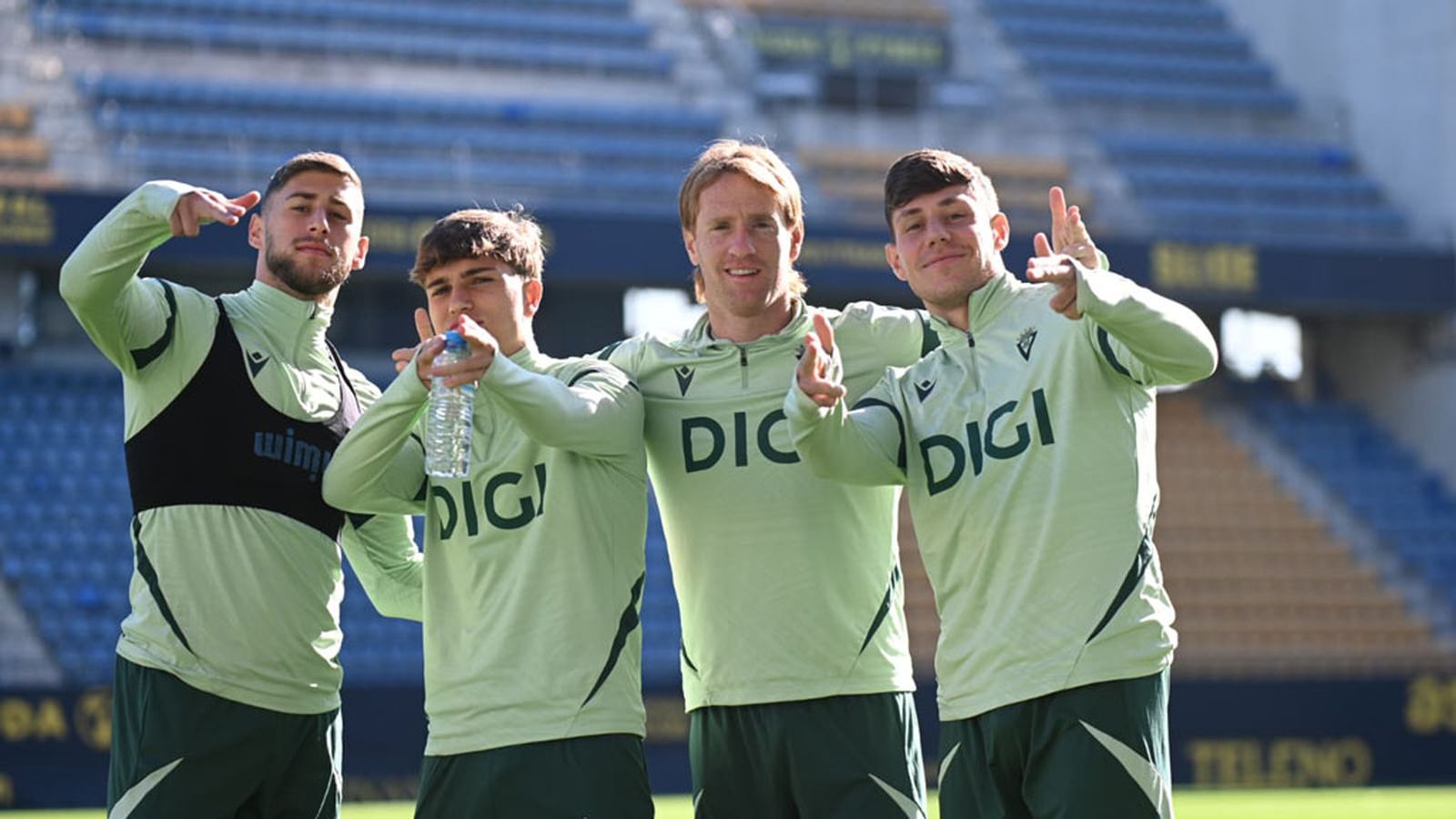 Alex Fernández y compañeros del Cádiz