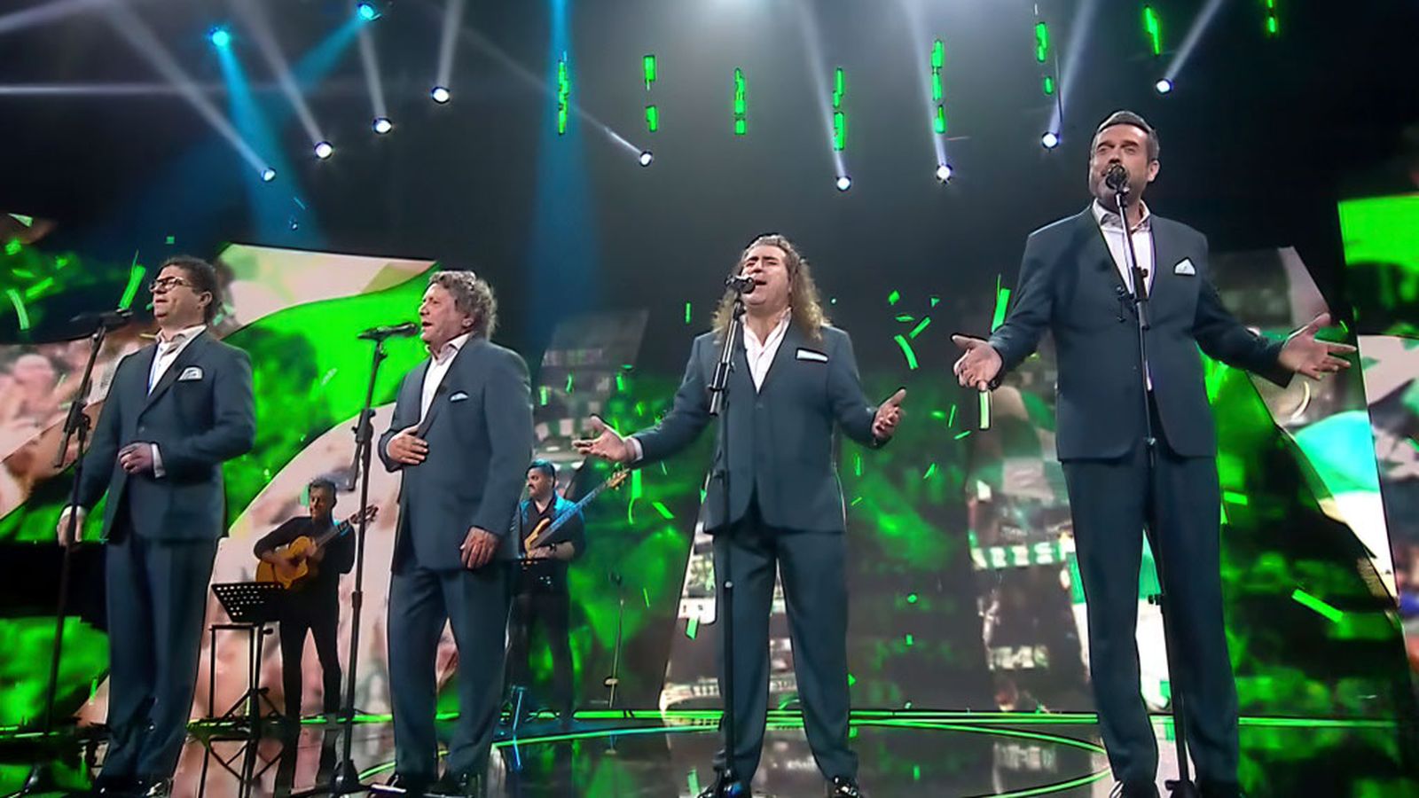 Cantores de Hispalis sorprende a Manu Sánchez entonando el Himno del Real Betis Balompié