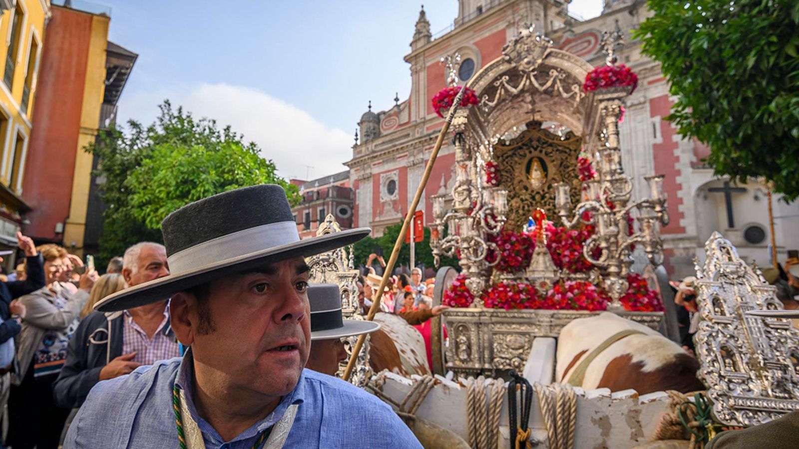 Salida de las hermandades del Rocío de Sevilla