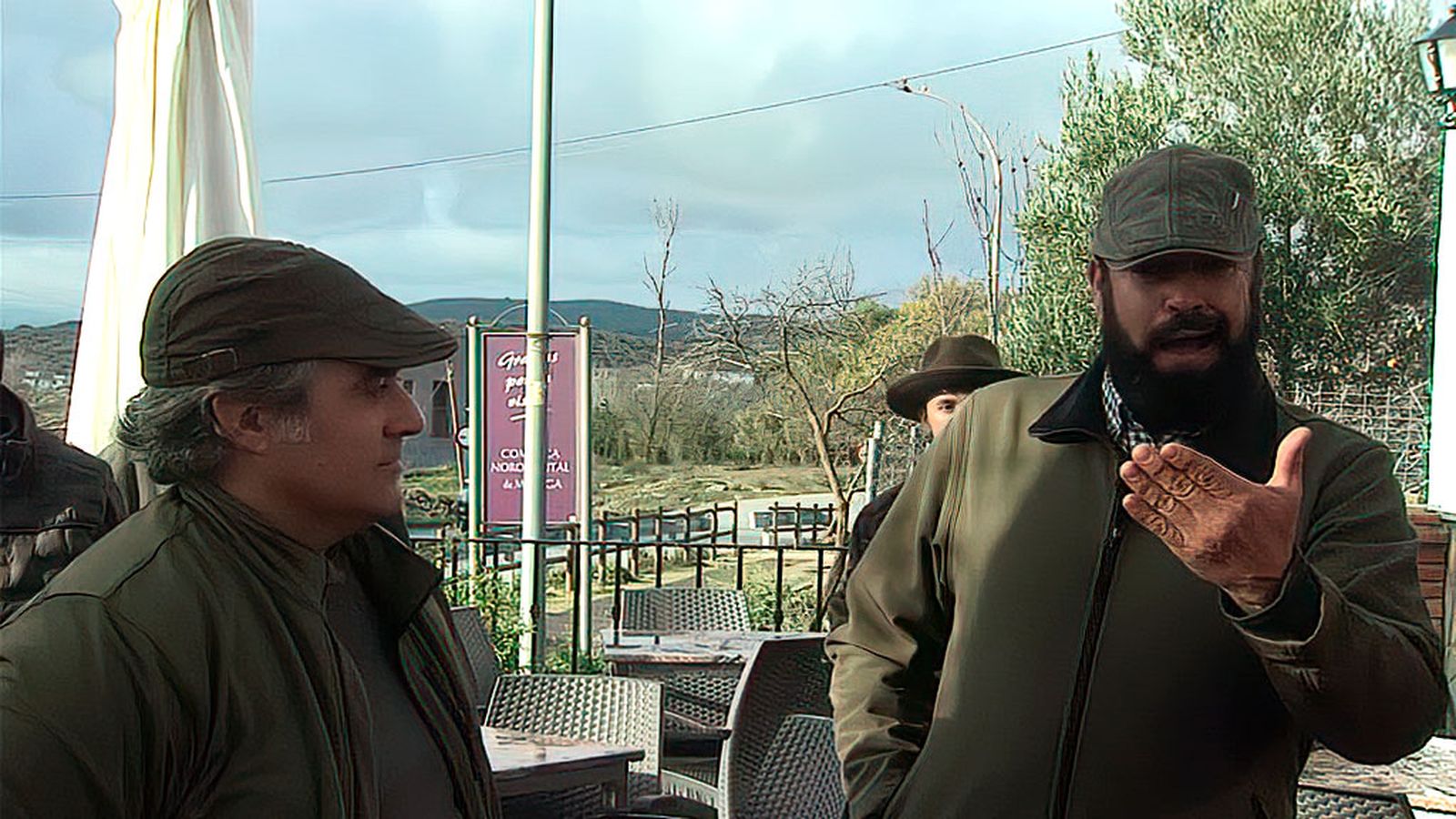 Miguel de Tena entona un cante en una montería de jabalíes en Málaga