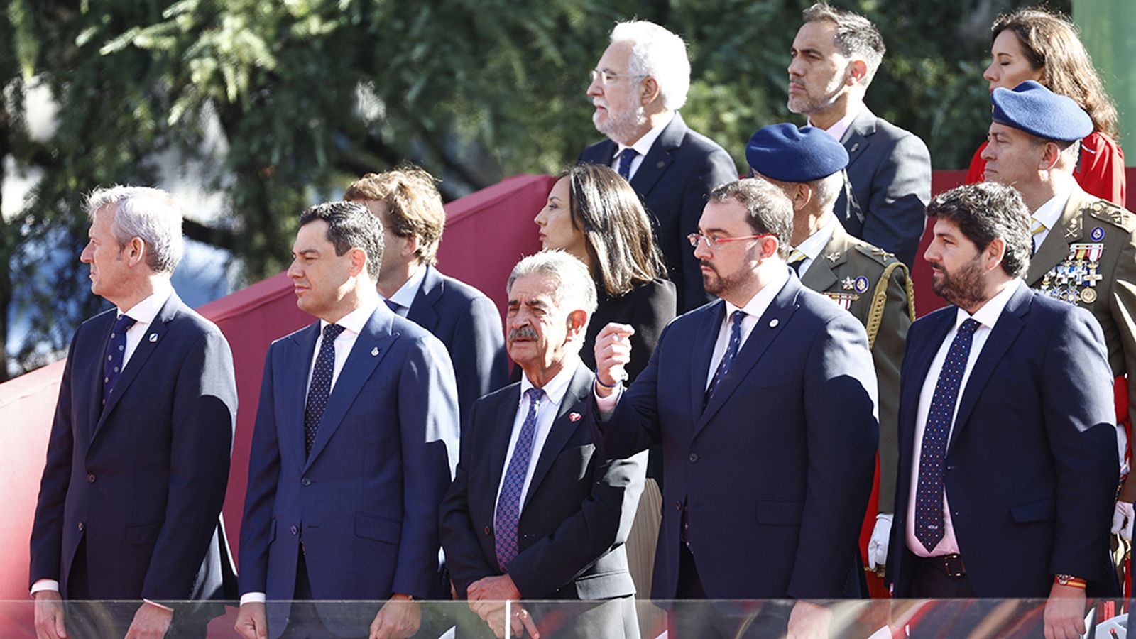 FOTO PRESIDENTES AUTONÓMICOS EN DESFILE 12 0CTUBRE