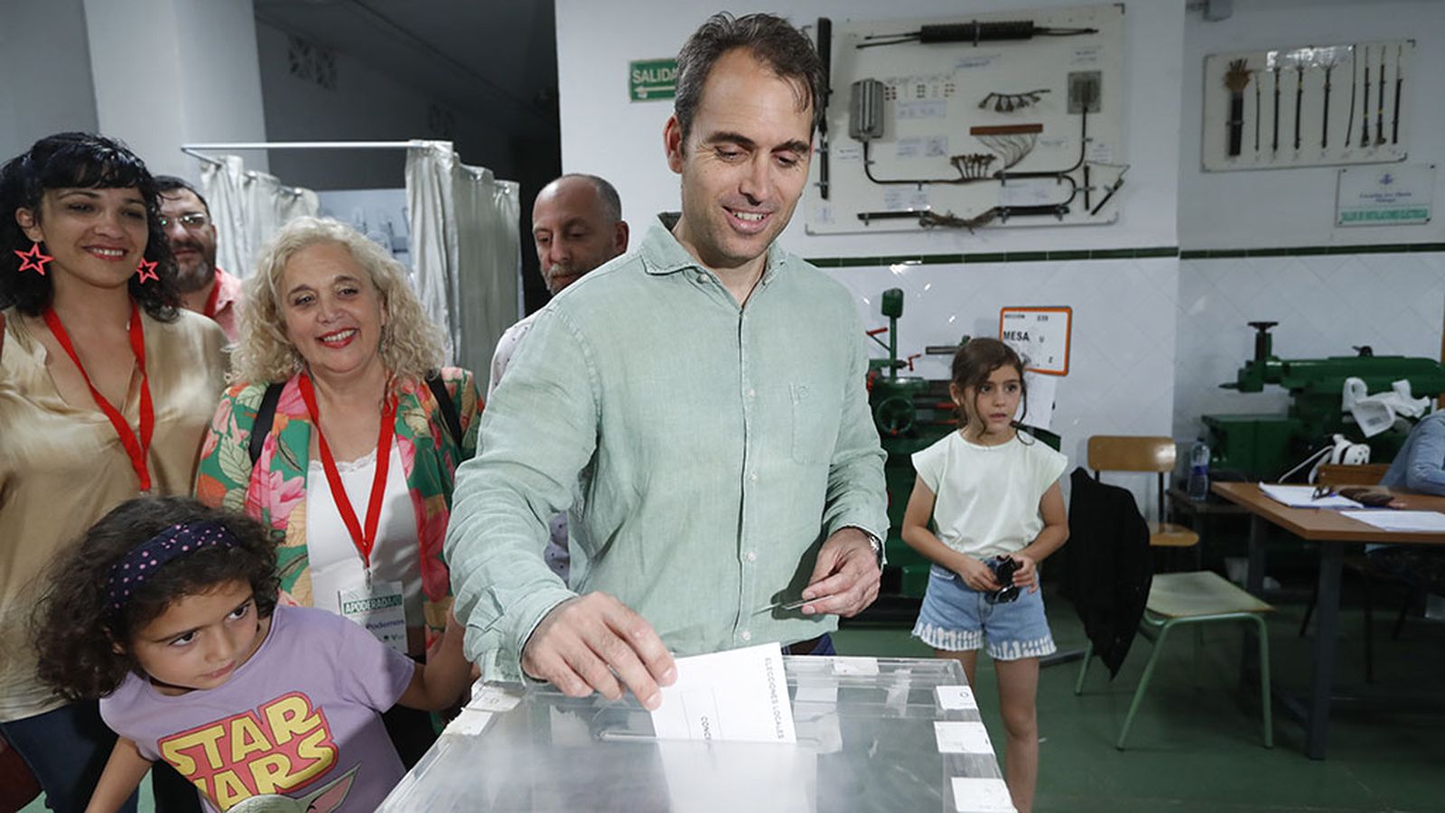 Toni Valero vota en Málaga