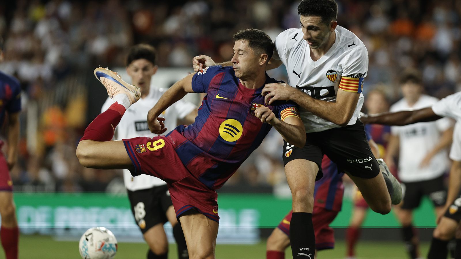 El Valencia remonta a un Barcelona relajado tras ganar la Liga
