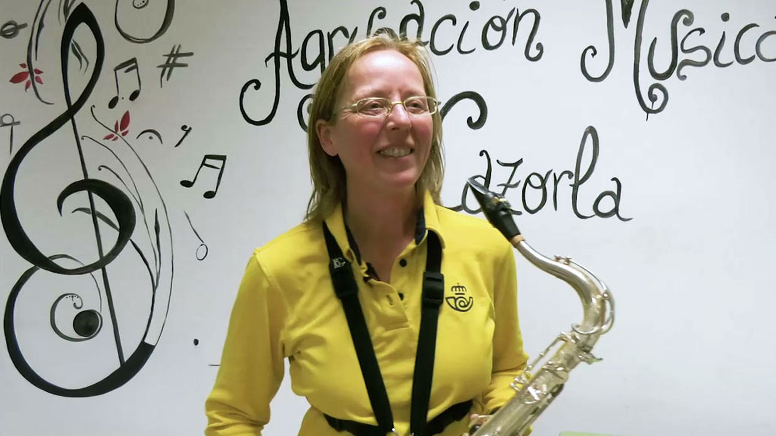 Amparo es cartera y toca el saxofón en la banda de música de Cazorla