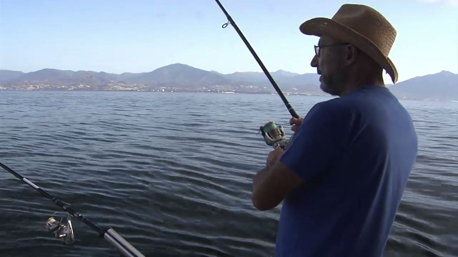 De pesca, en una embarcación fondeada en la Costa del Sol