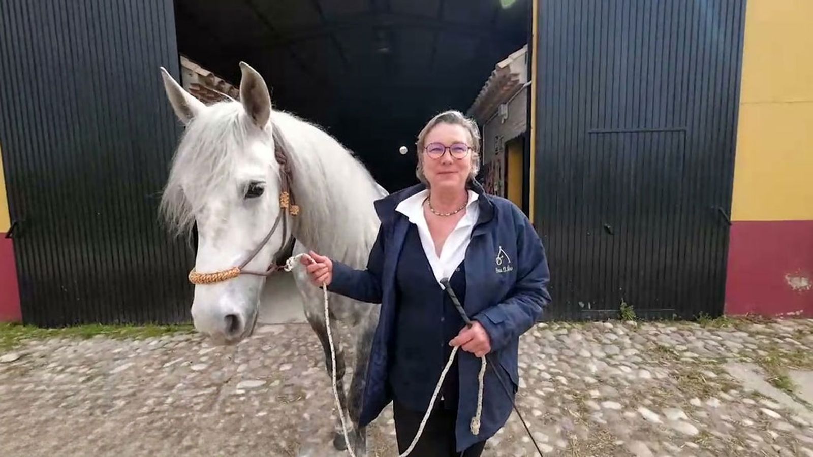 En Alcalá de los Gazules cría caballos ibéricos y se dedica a la doma clásica y a la formación de jinetes