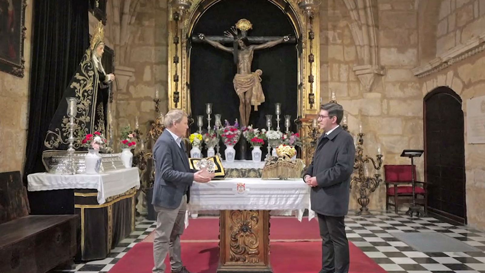 El Cristo de Ánimas y su velo de tinieblas devuelven a Córdoba la mística de los siglos pasados