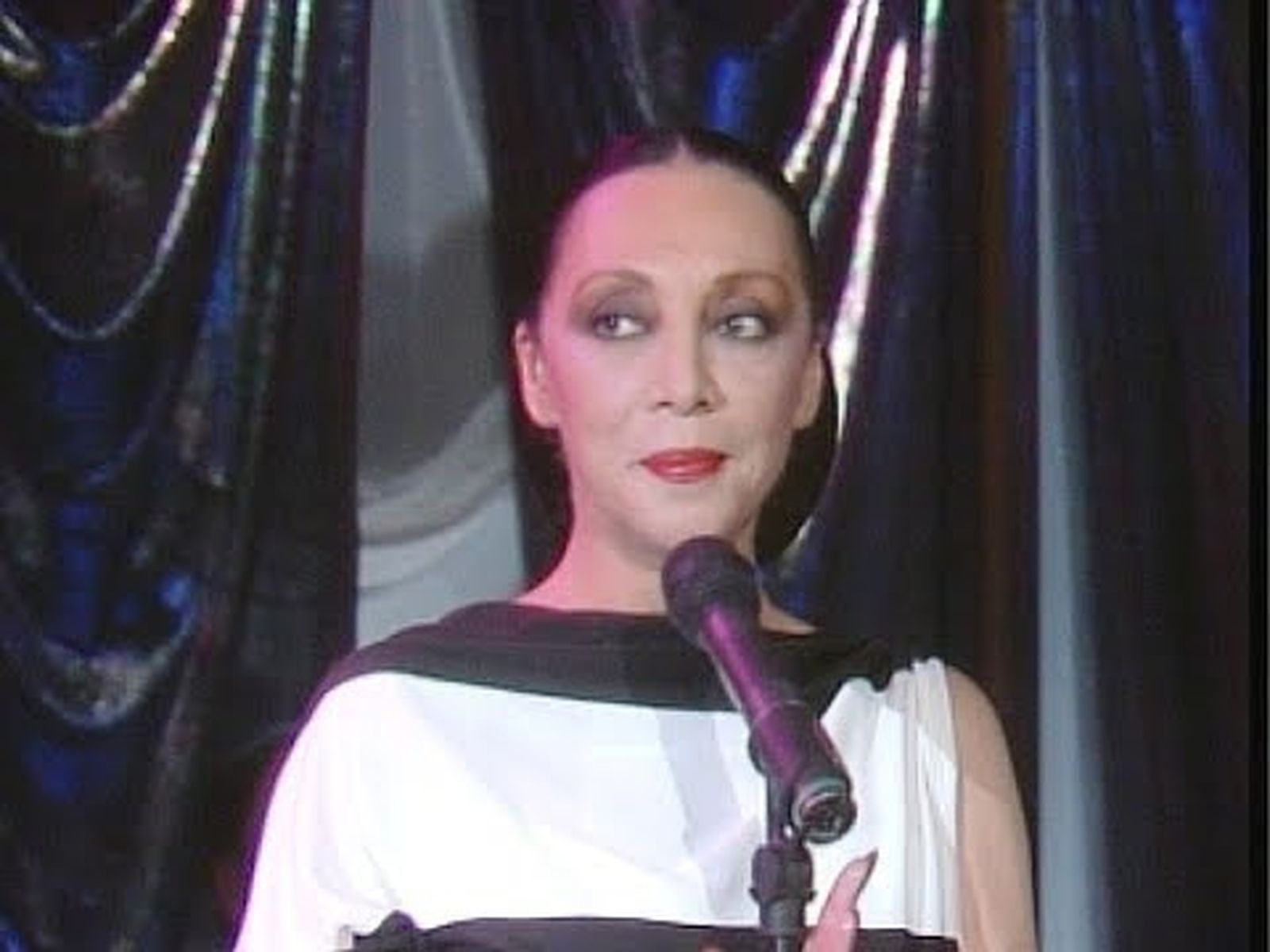 Betty Missiego canta sevillanas