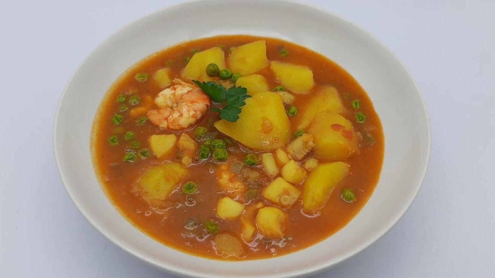 23_guiso de sepia con guisantes y ensalada