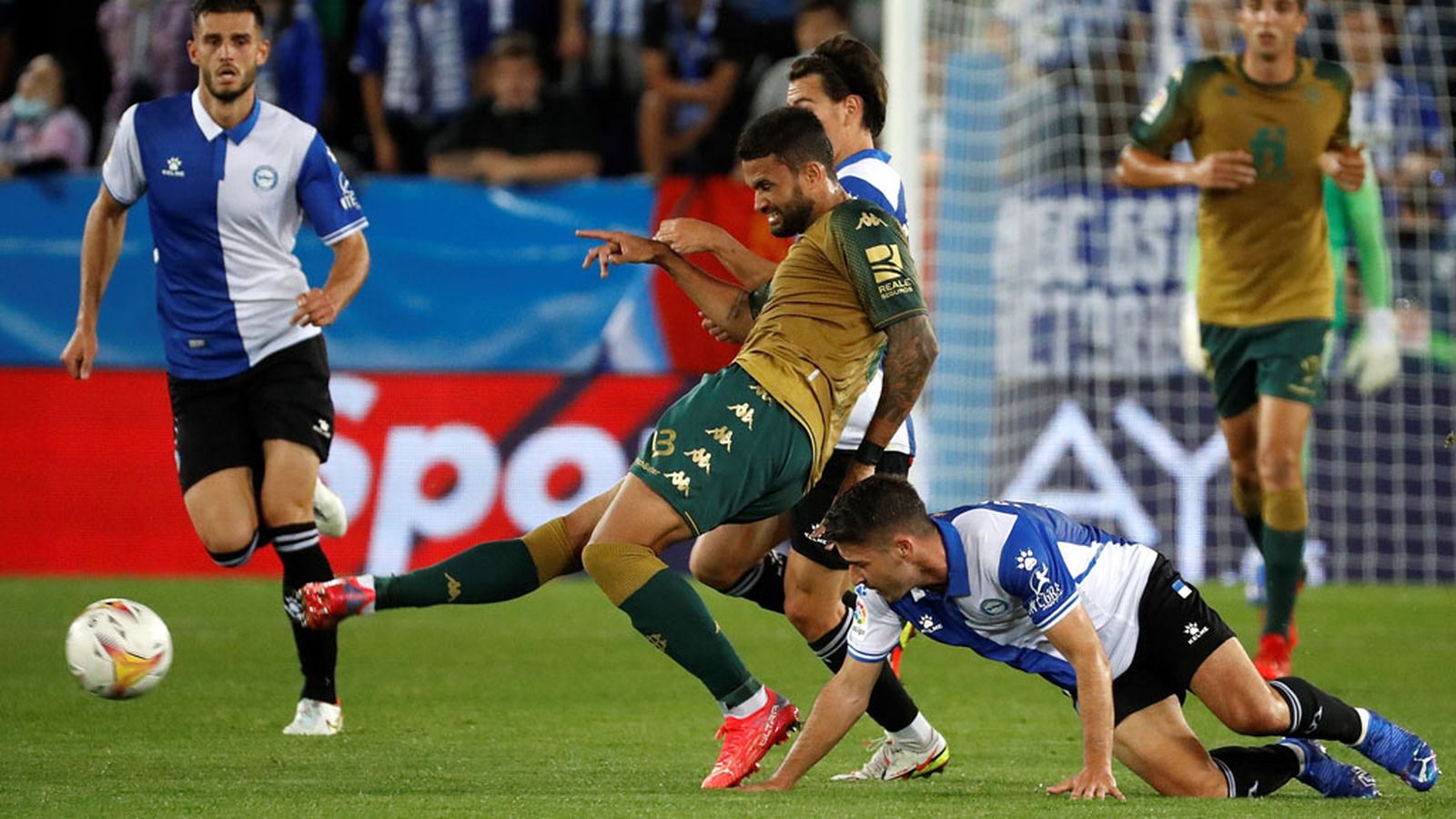 El Betis gana en Vitoria