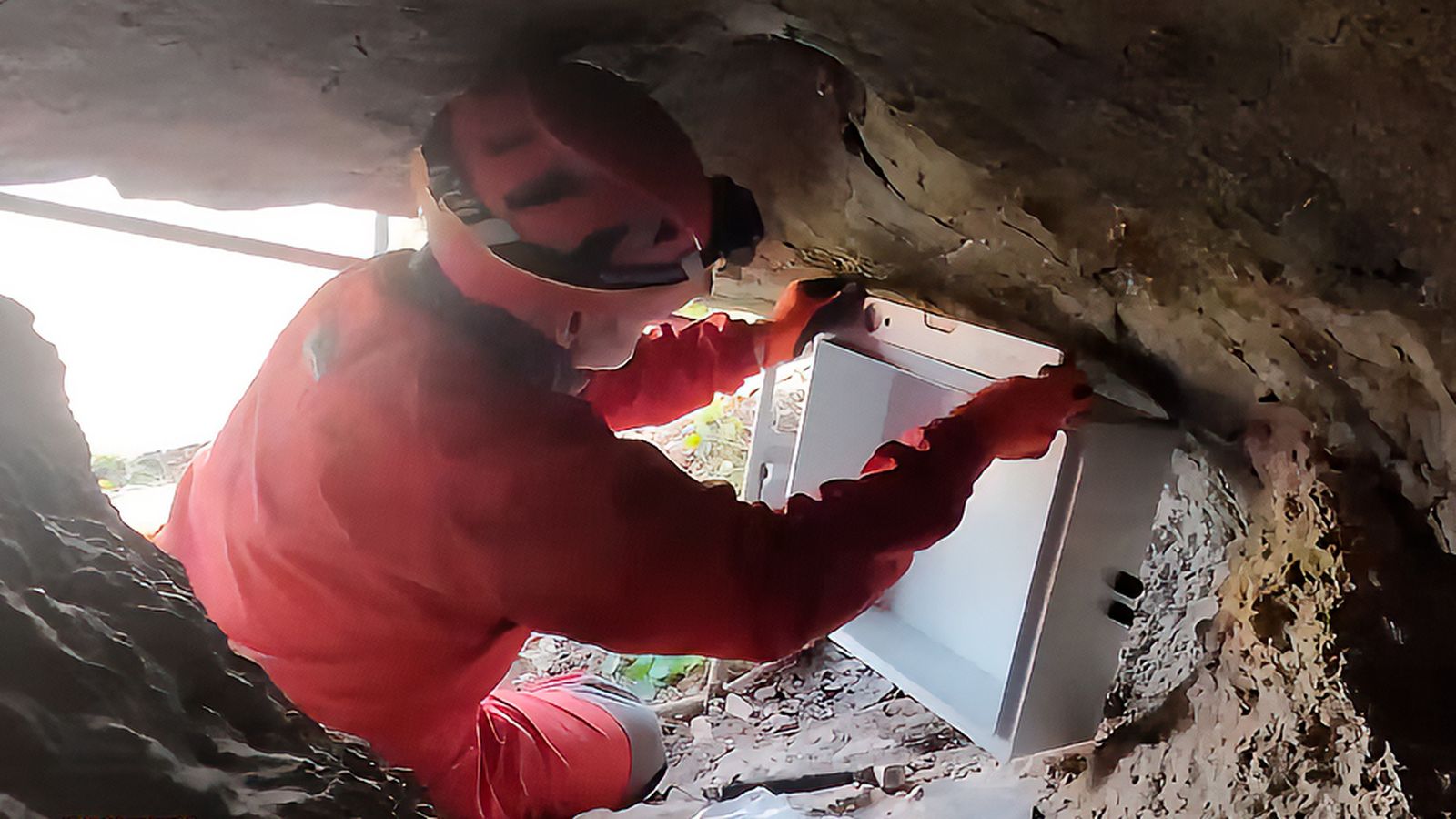 Dispositivos que llevan al ordenador las condiciones del interior de la cueva del Morrón
