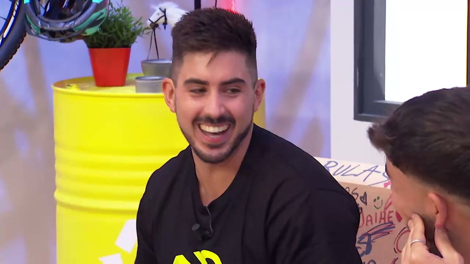 El youtuber' Escardi nos demuestra sus habilidades en doblaje, parodias y humor