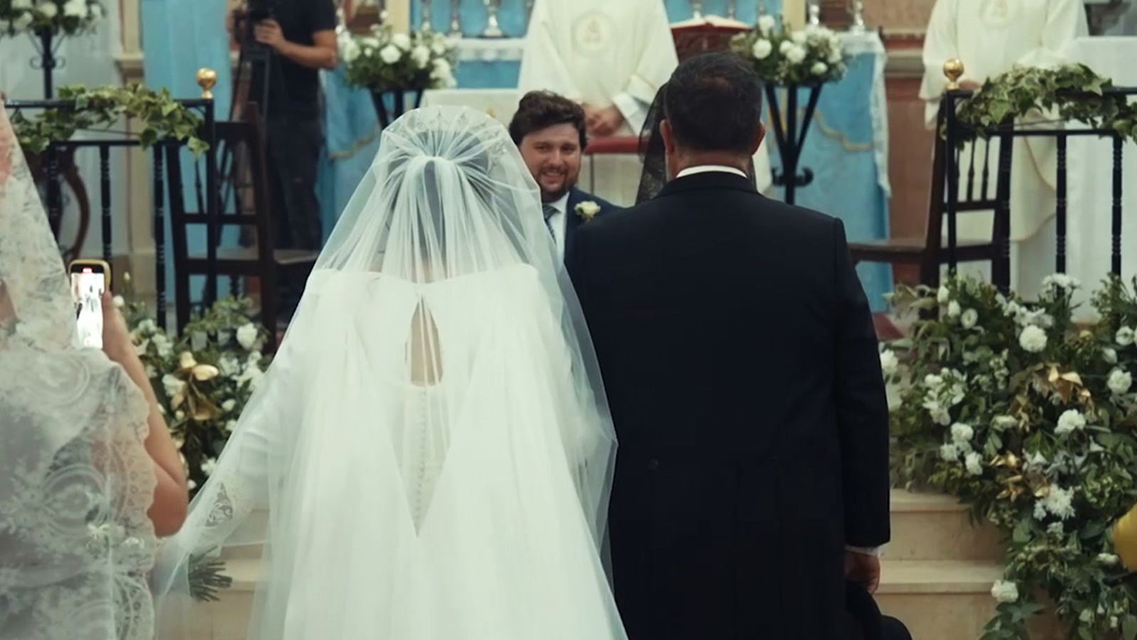 Cantando, así entraron los novios a la iglesia antes de darse el 'si quiero'
