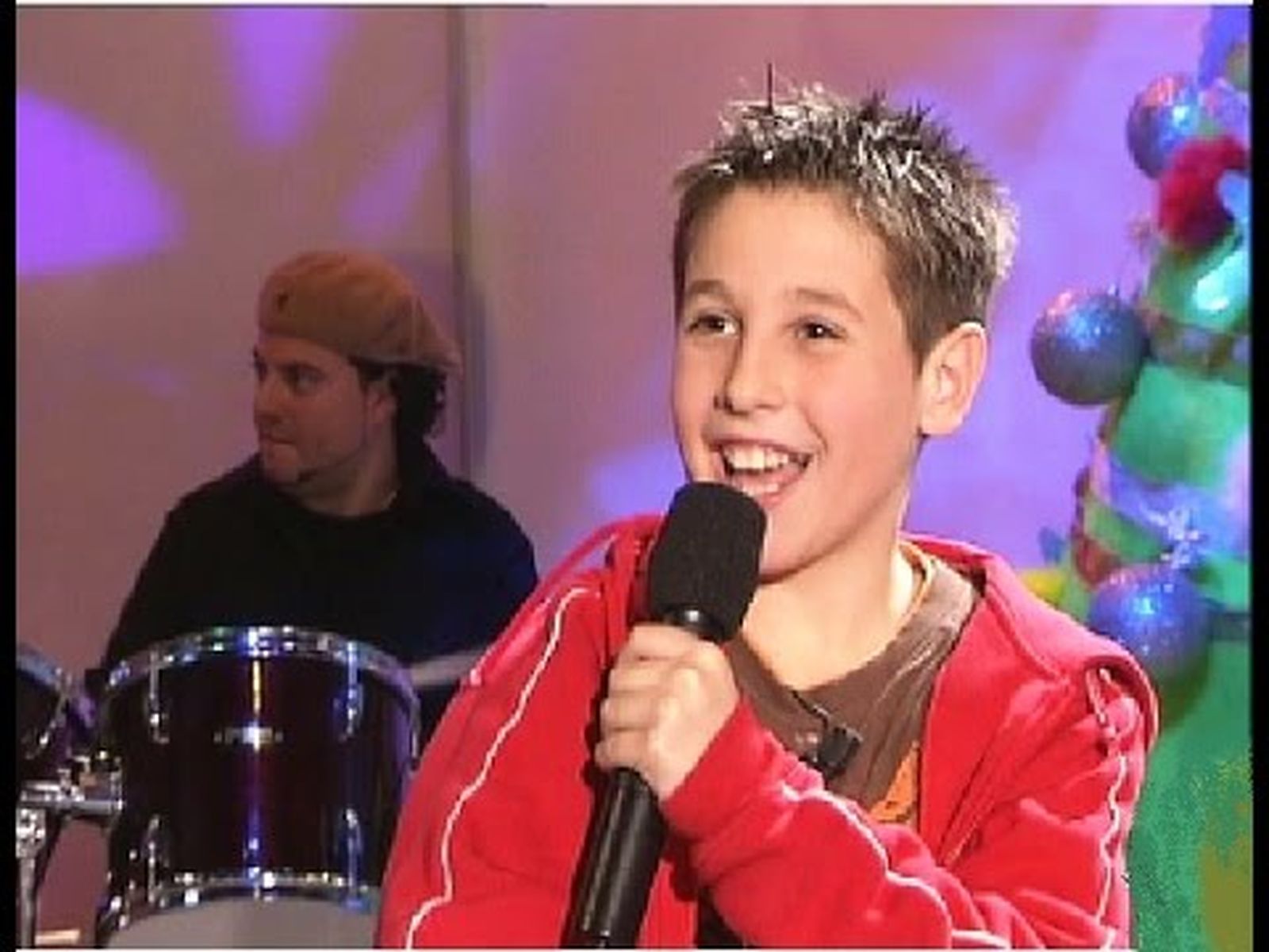 Antonio José, con 10 años, canta "Te traigo flores"