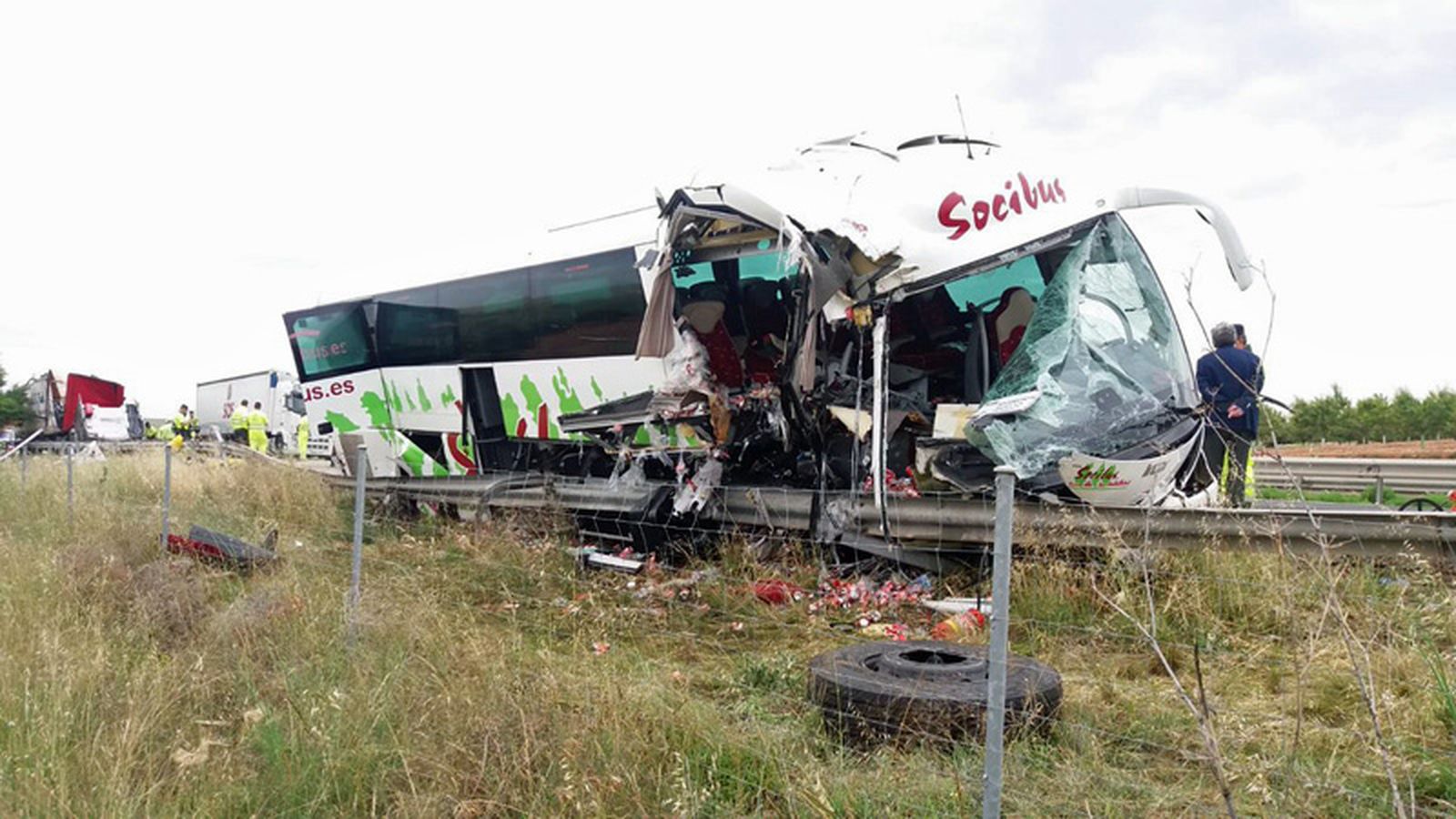 Accidente Madridejos A-4 autobús camión 800