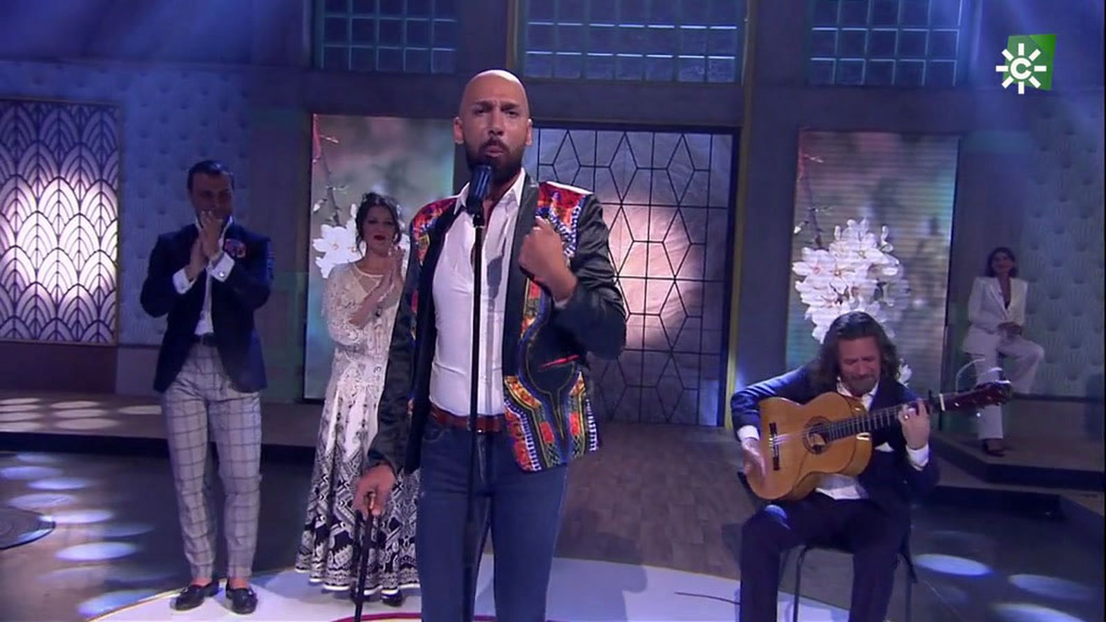 Fernando Soto canta Los tangos del almendro en un taller de costura muy nupcial