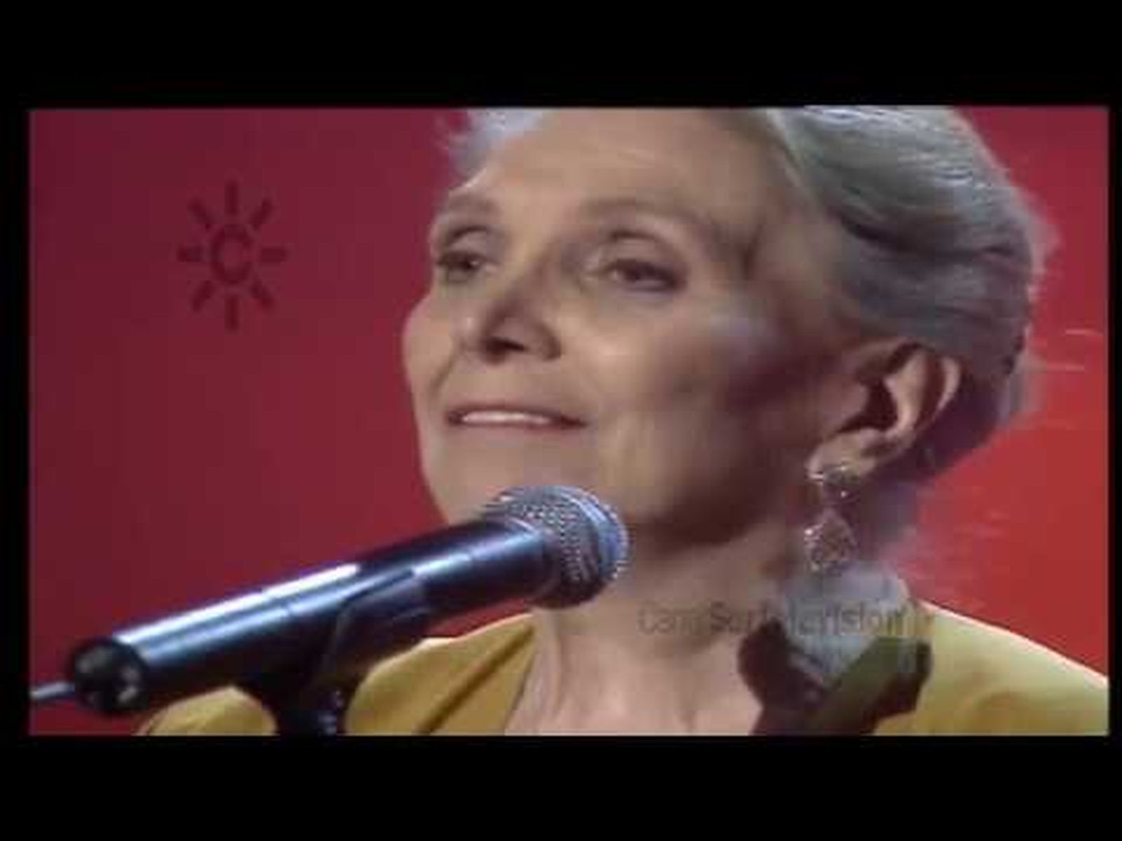 María Dolores Pradera canta La Flor de la Canela