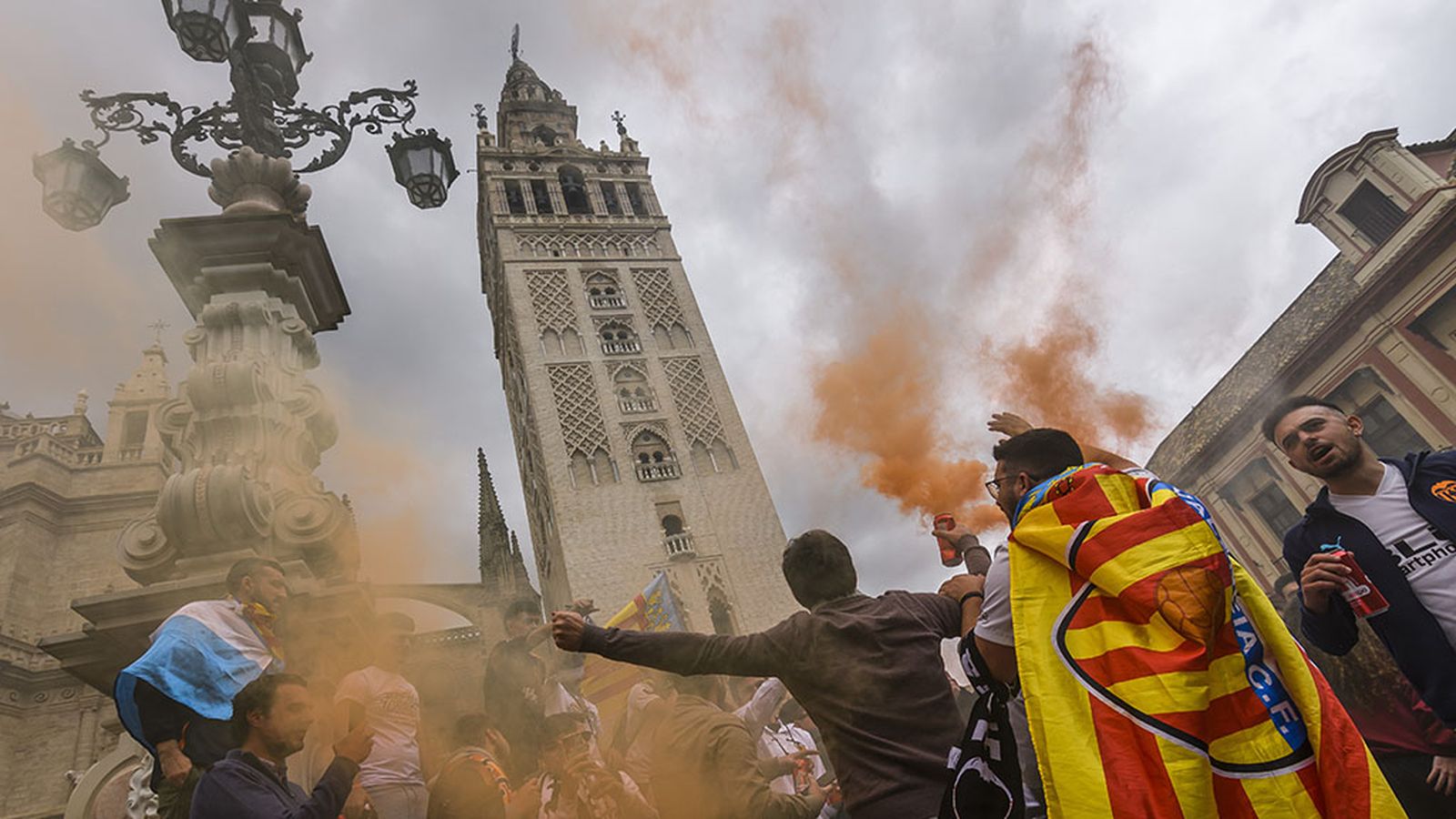 Mascletá en la Giralda