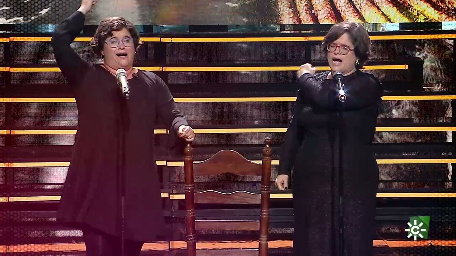 La saeta de 'Las gemelas de Triana' logra lo imposible, cantar flamenco al unísono