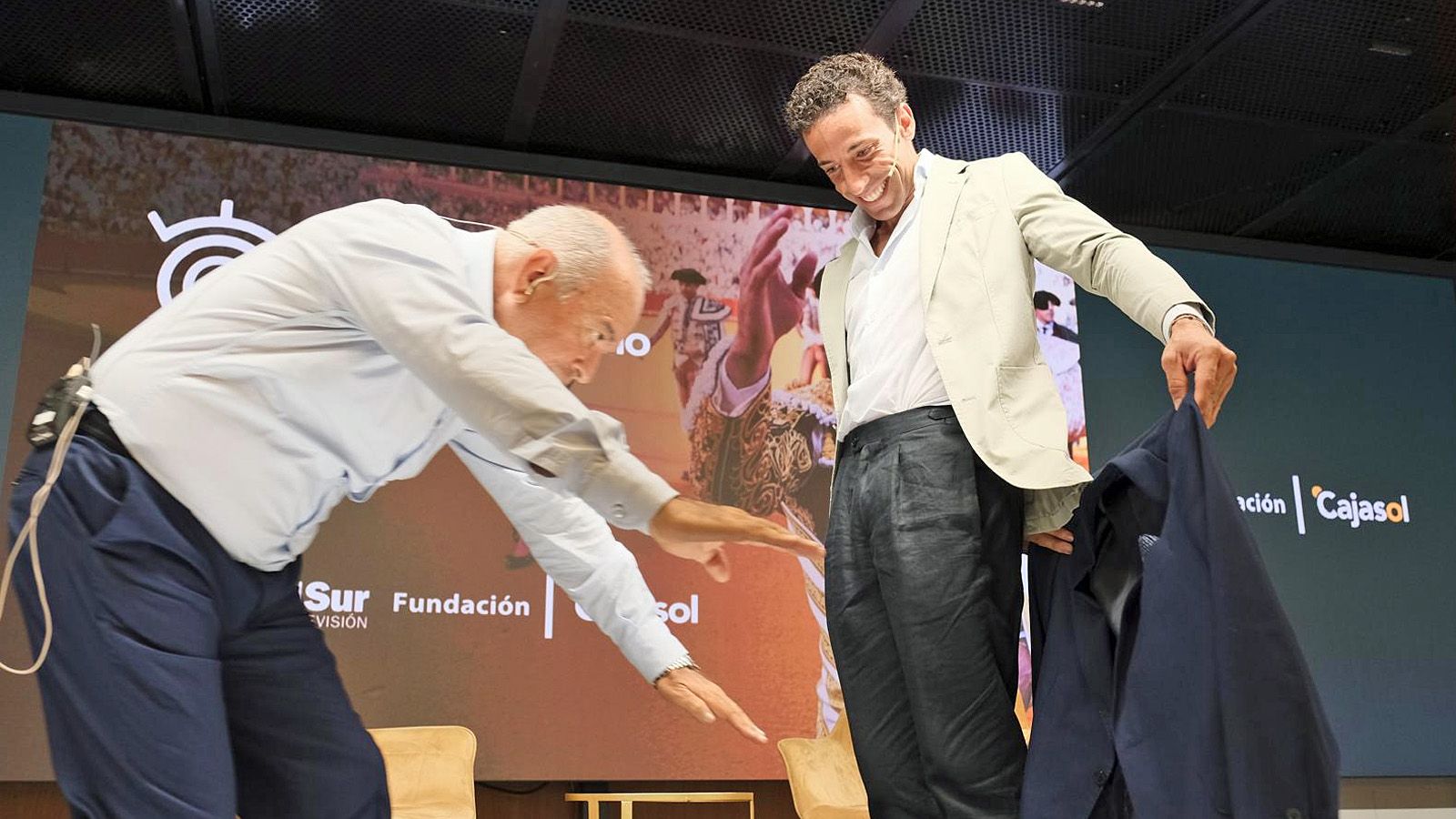 Juan Ramón Romero se presta a hacer de "toro" ante un pase de David de Miranda