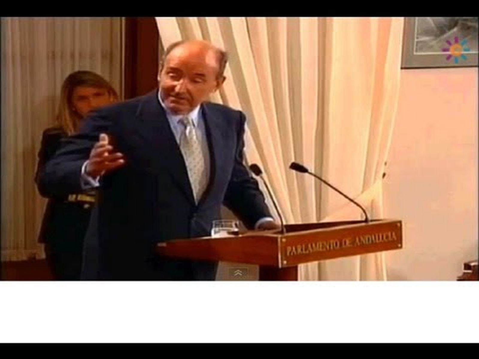 Los "padres" de la Constitución reciben la Medalla de oro del Parlamento de Andalucía
