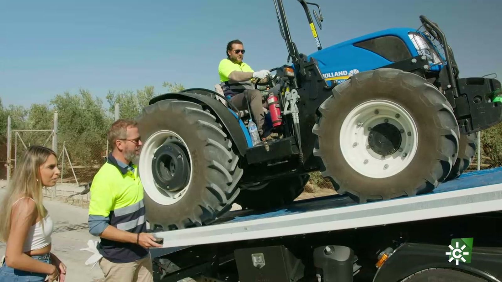 ¡Ojo, que se te lleva el tractor la grúa!