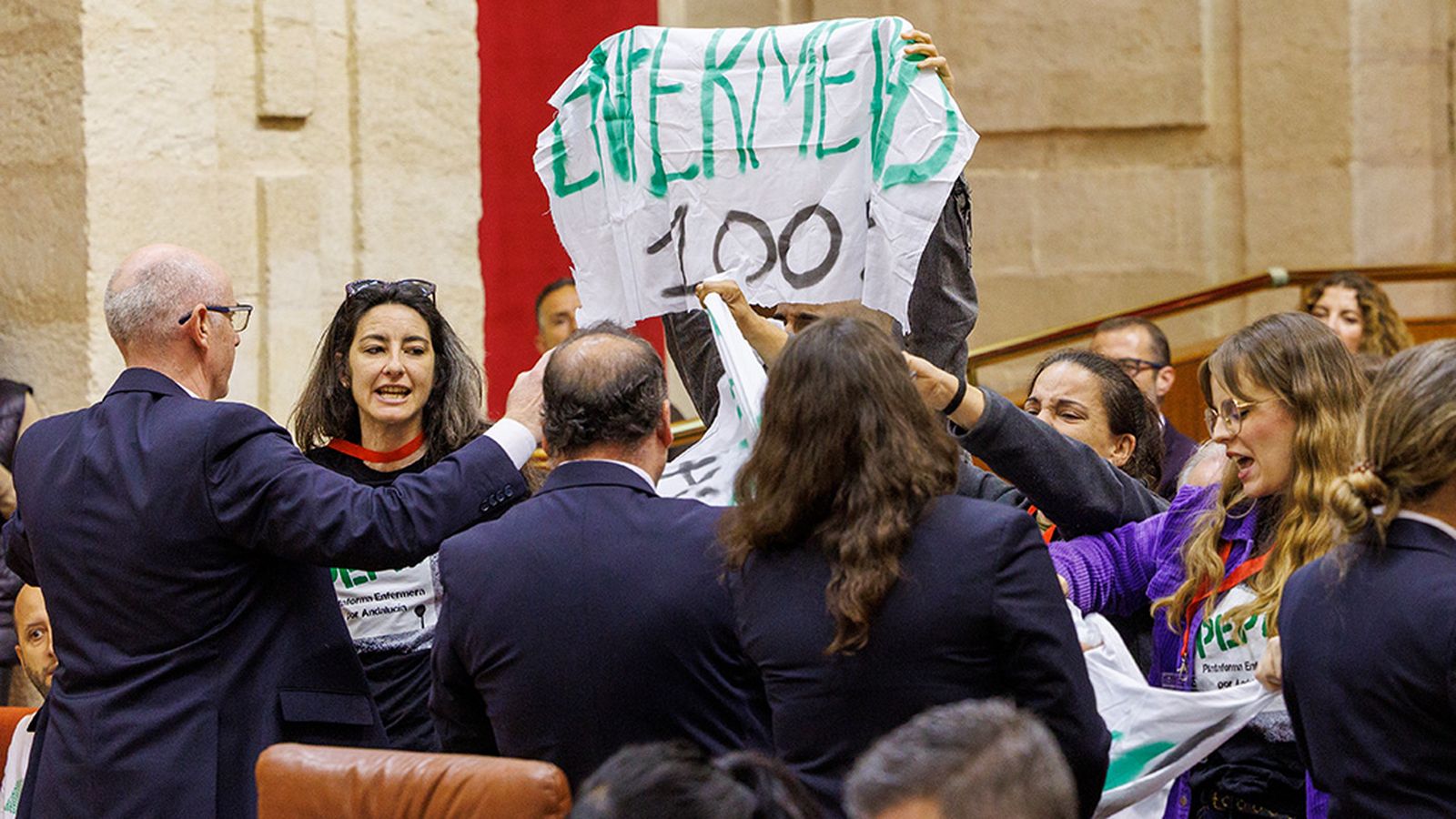 Enfermeras son expulsadas del pleno del Parlamento andaluz