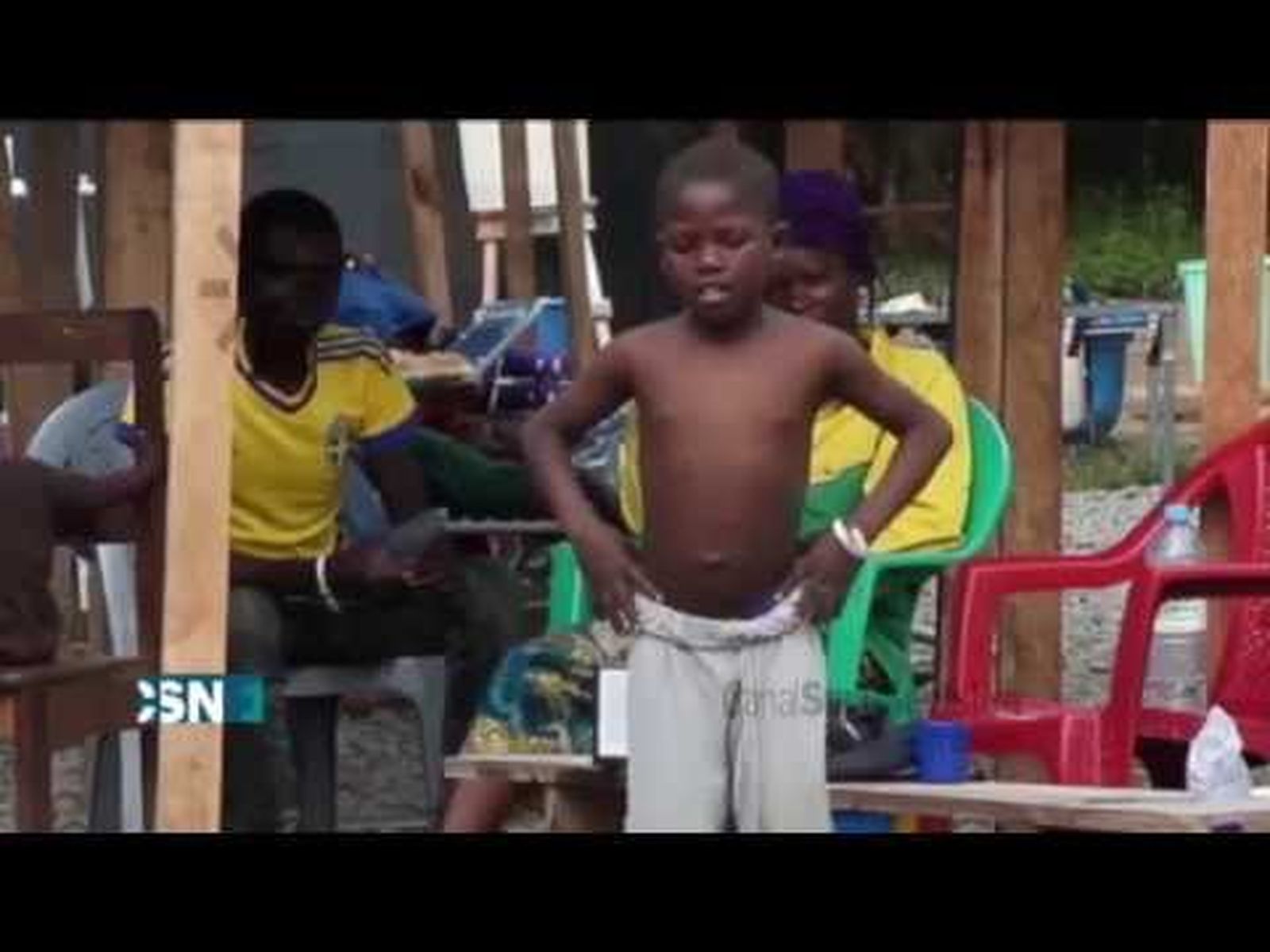 Un niño "feliz" sobrevive al virus del ébola en Liberia