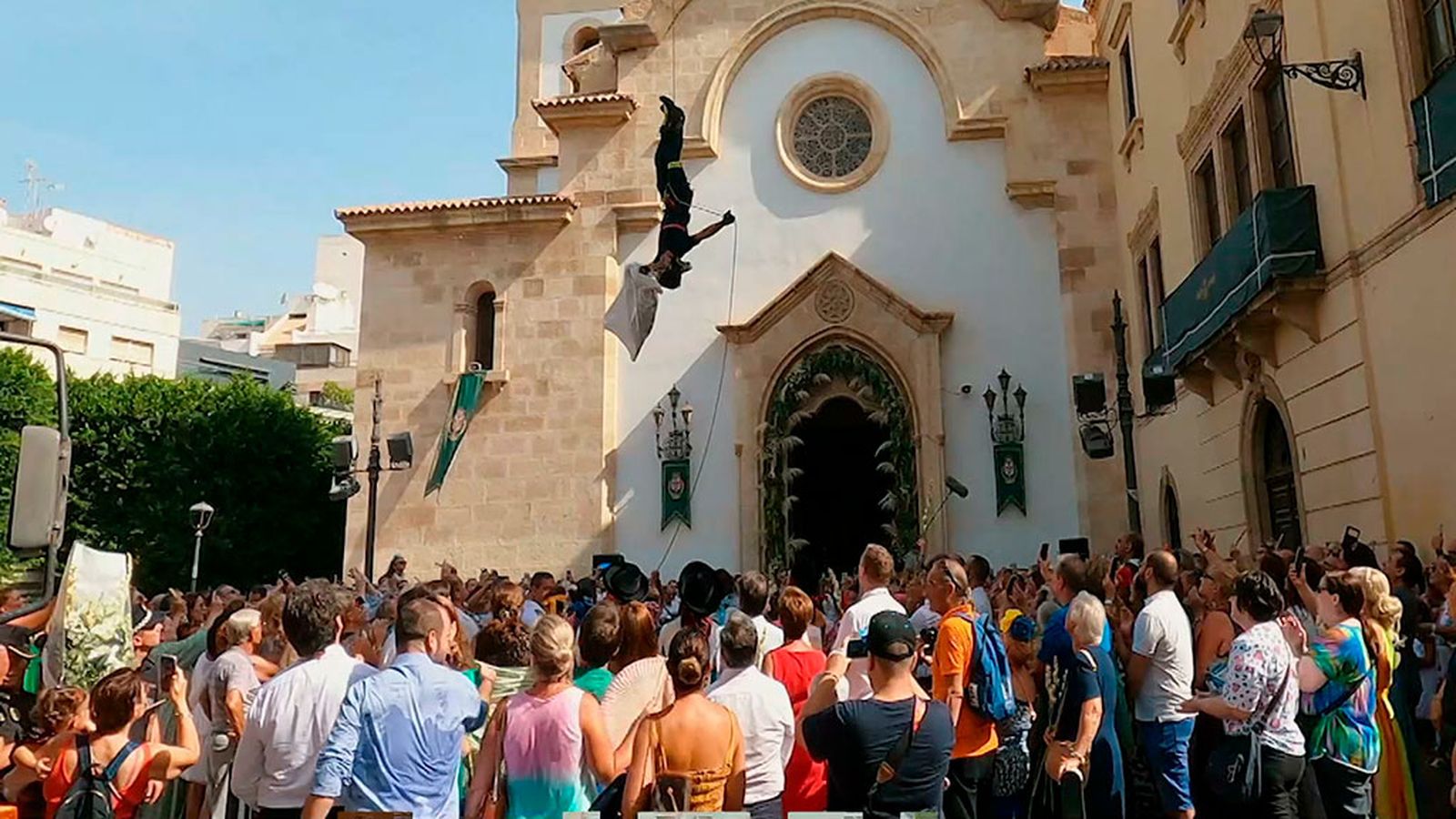 Conocemos una ofrenda de flores de altura en la feria de Almería