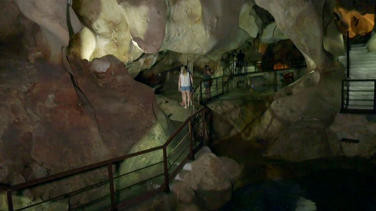 La Cueva del Tesoro del Ricón de la Victoria, la única de origen marino de Europa