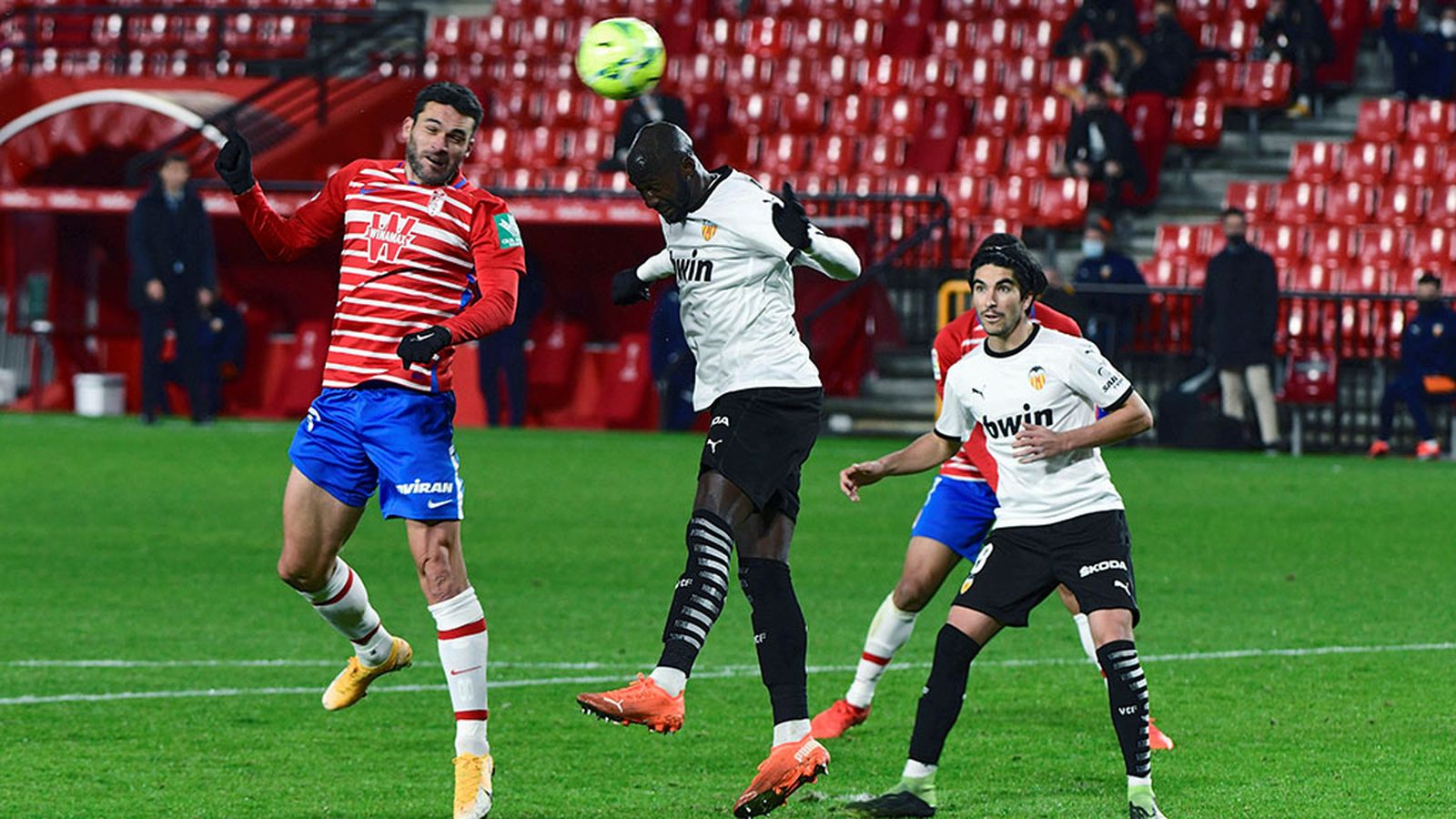 El Granada pone la guinda ganando al Valencia