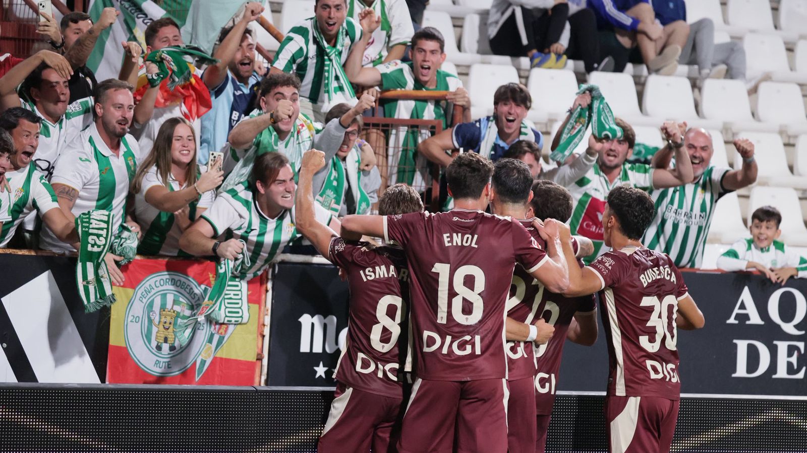 Los jugadores del Córdoba celebran la victoria.