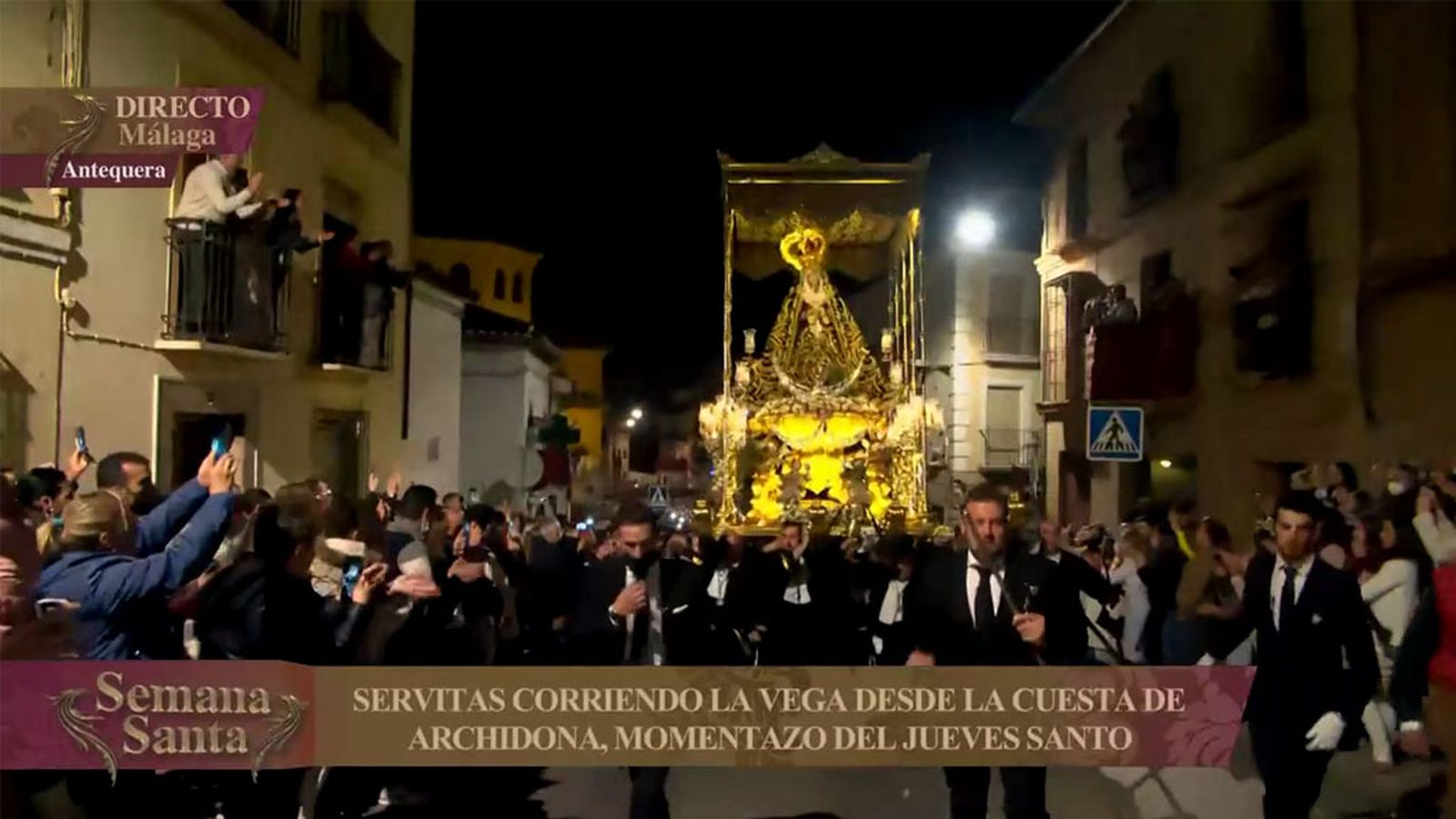 Momento único de la Virgen de los Dolores en Antequera subiendo la cuesta del municipio en el tradicional 'Correr la Vega'