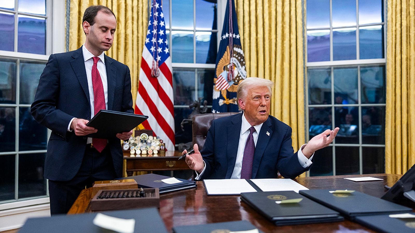 Trump firma decretos en el despacho oval