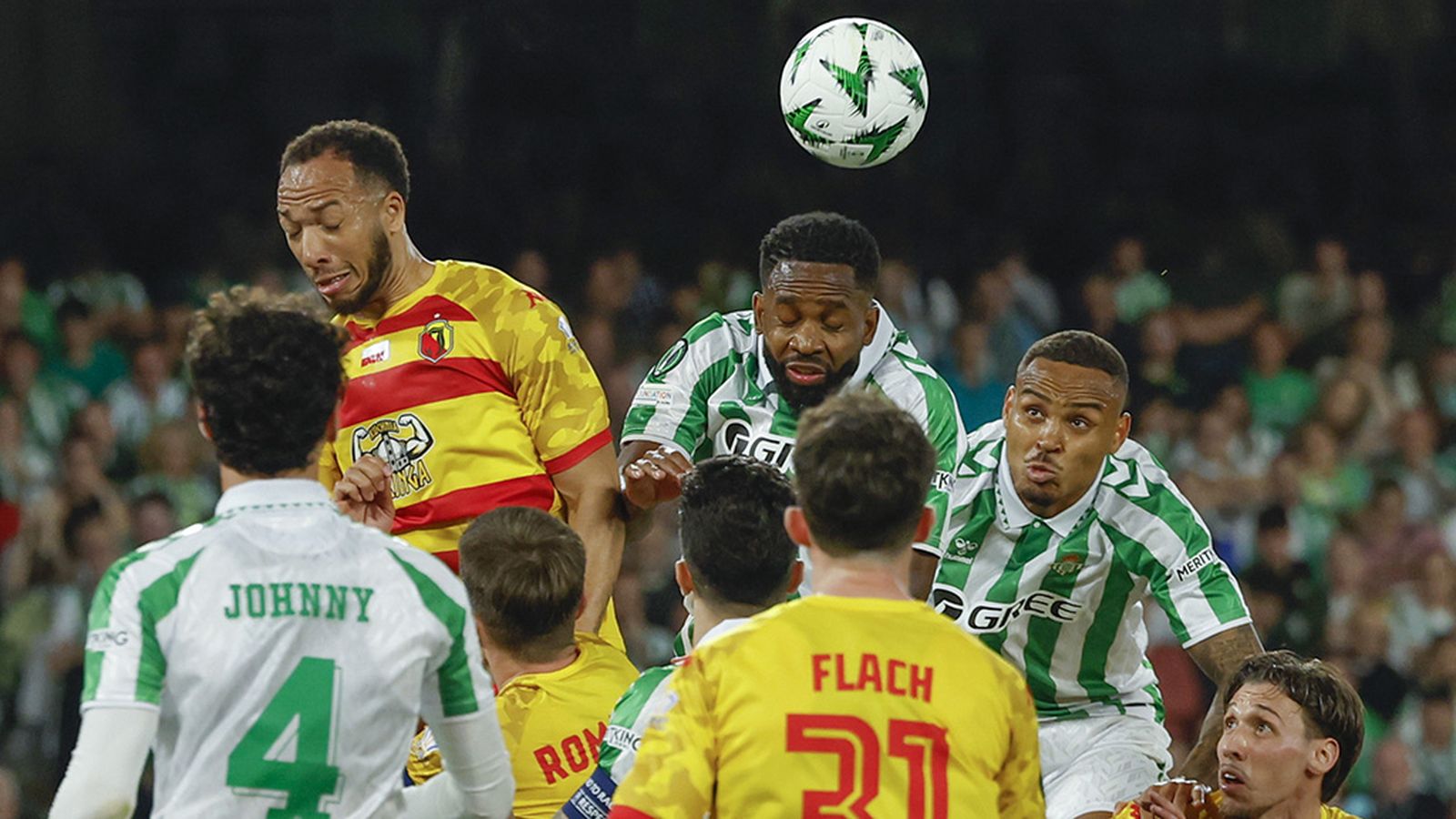 Gol de Bakambú en la Conference