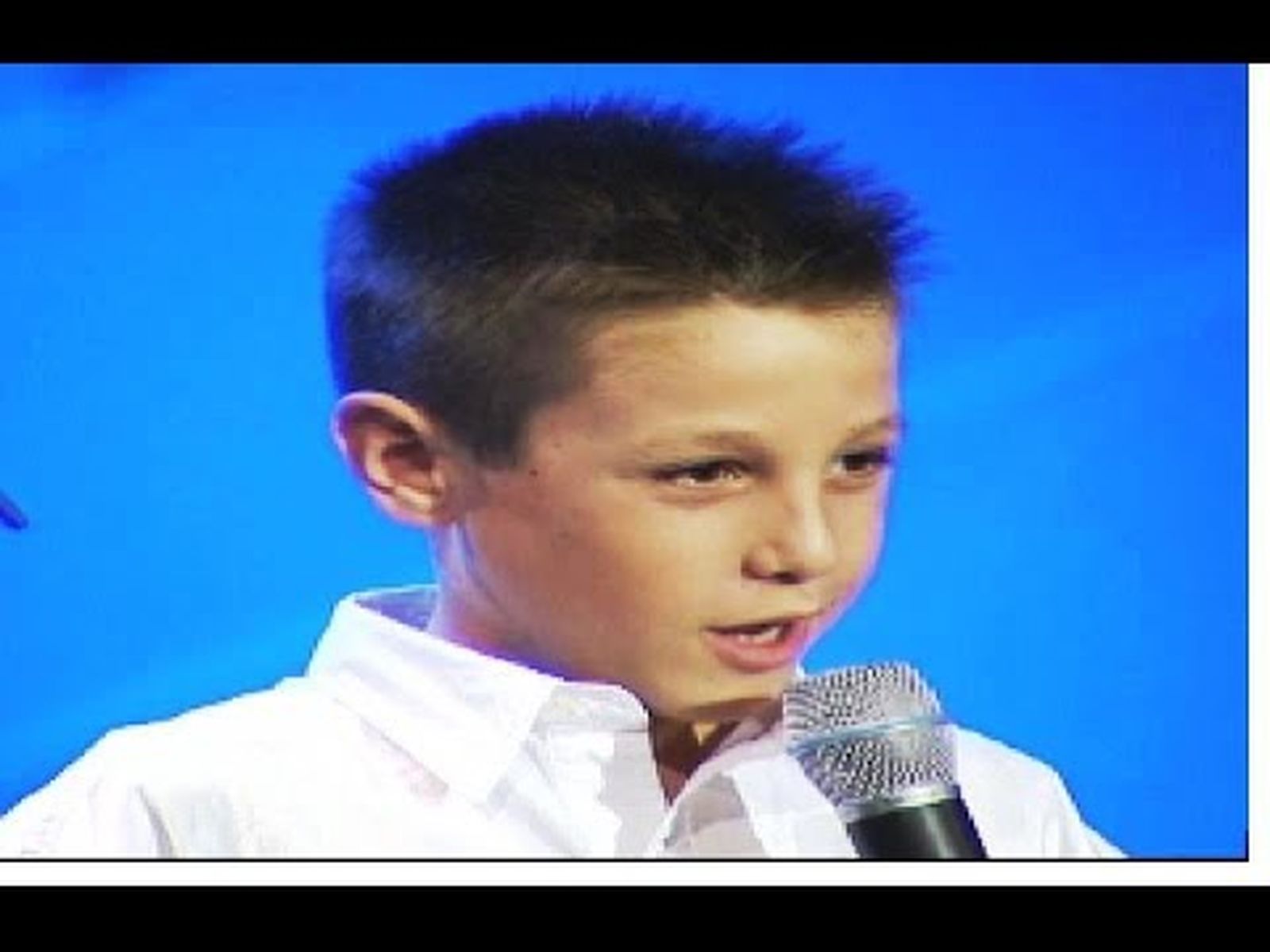 Antonio José, con 8 años, canta "Dígale"
