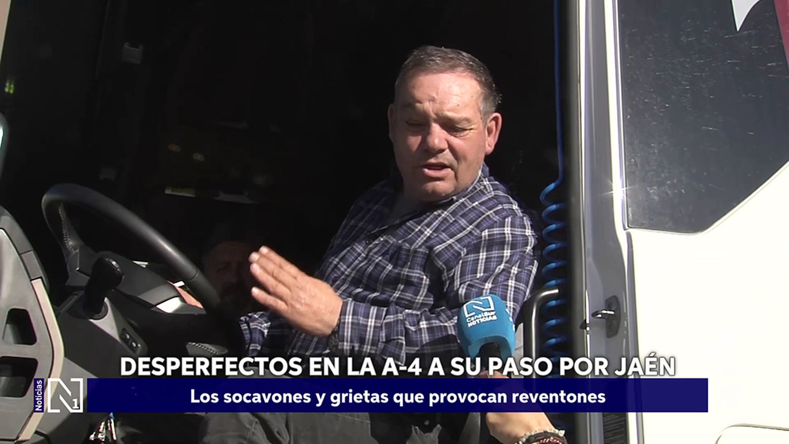 Neumáticos reventados por el mal estado del firme de la A-4 a su paso por Jaén