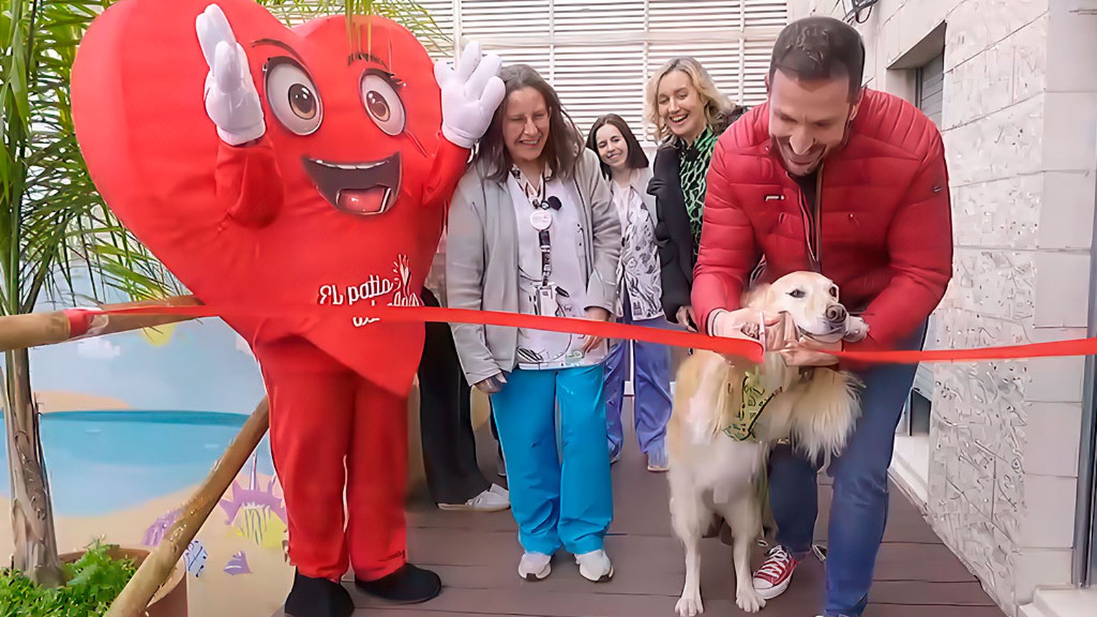 Balú, padrino solidario del Patio del Amor del Hospital Juan Ramón Jiménez de Huelva