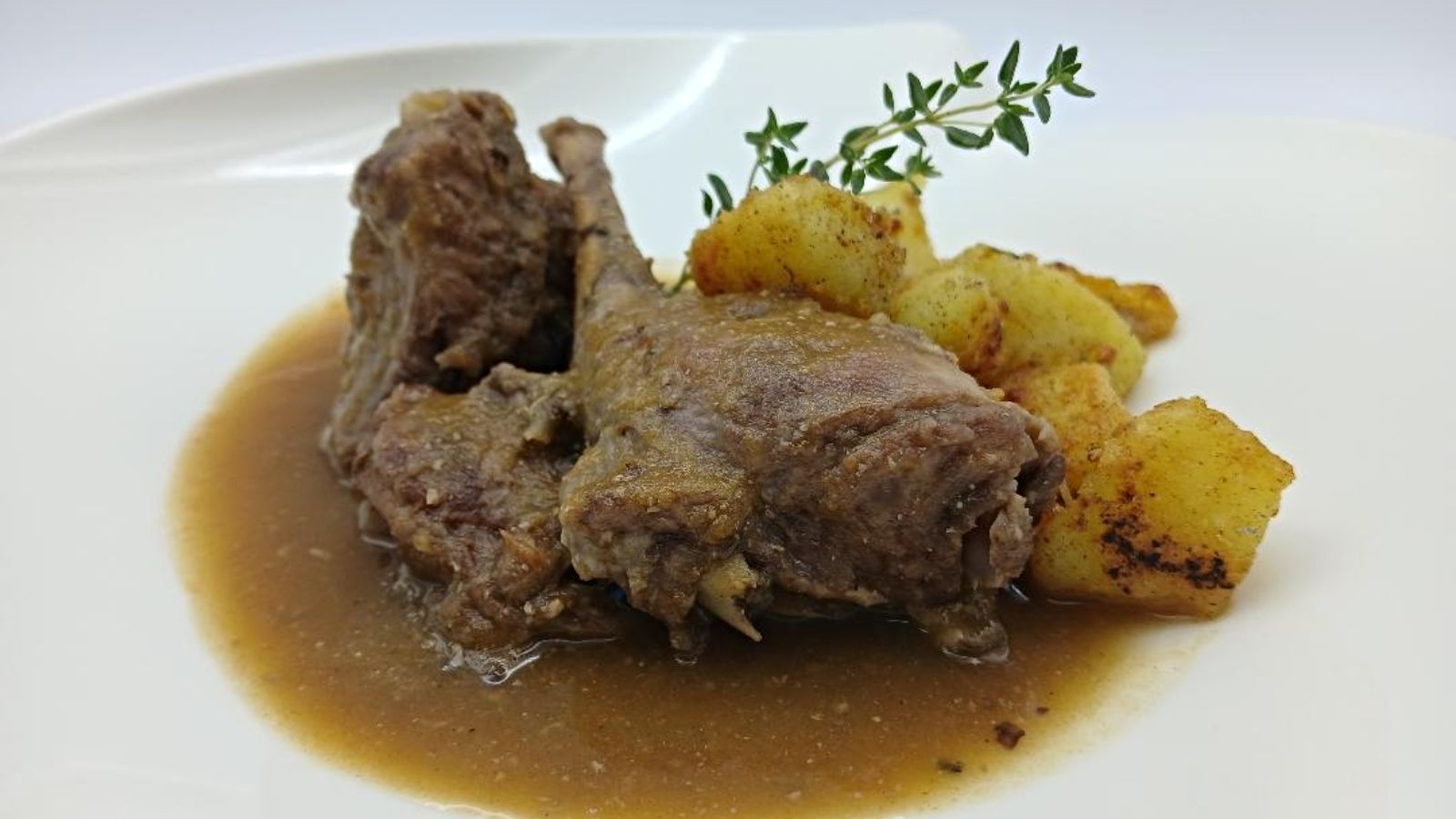 Conejo en salsa con patatas al romero