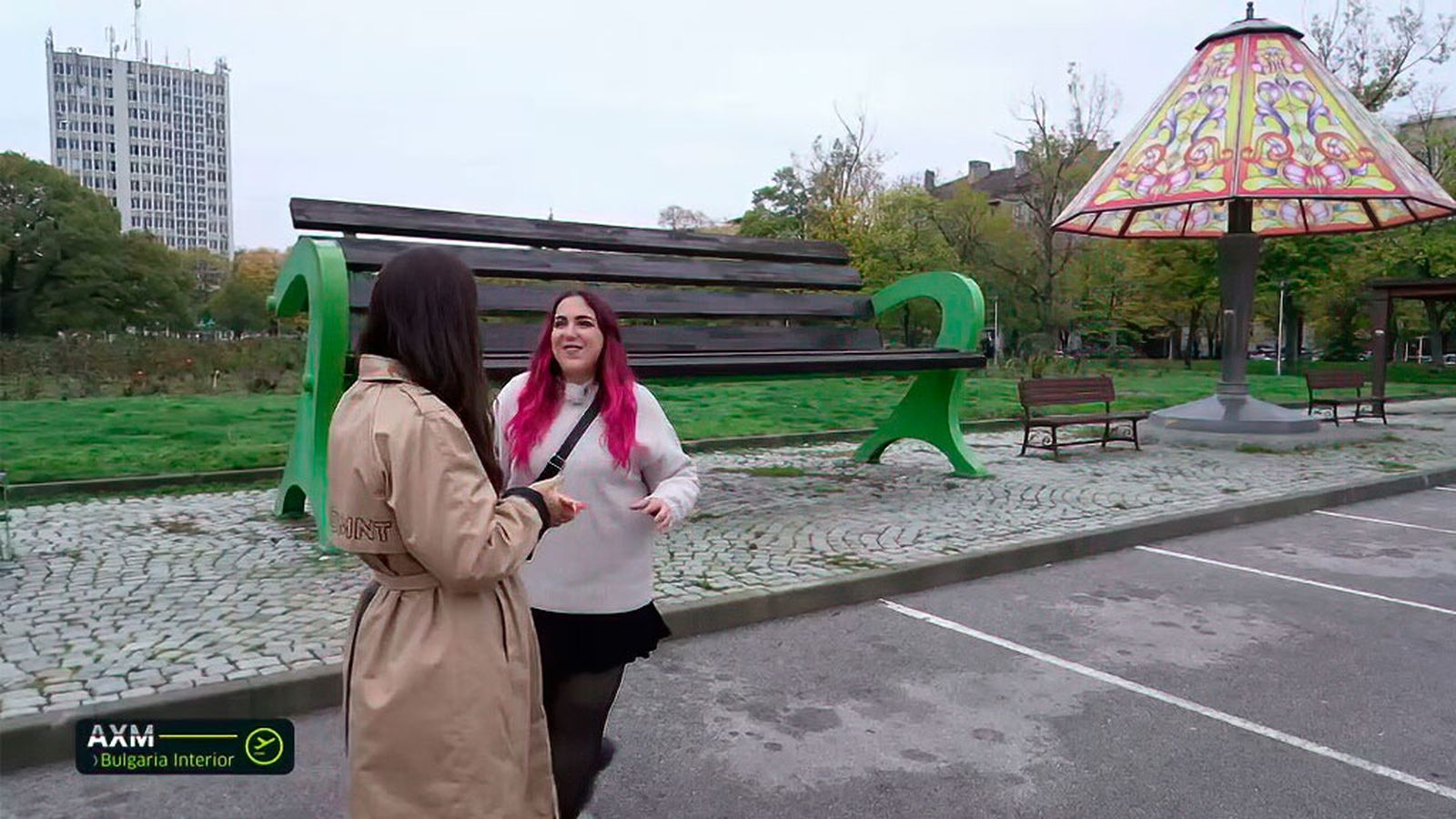 Mercedes Mena, gaditana, nos enseña los muebles gigantes en Dimitrovgrad