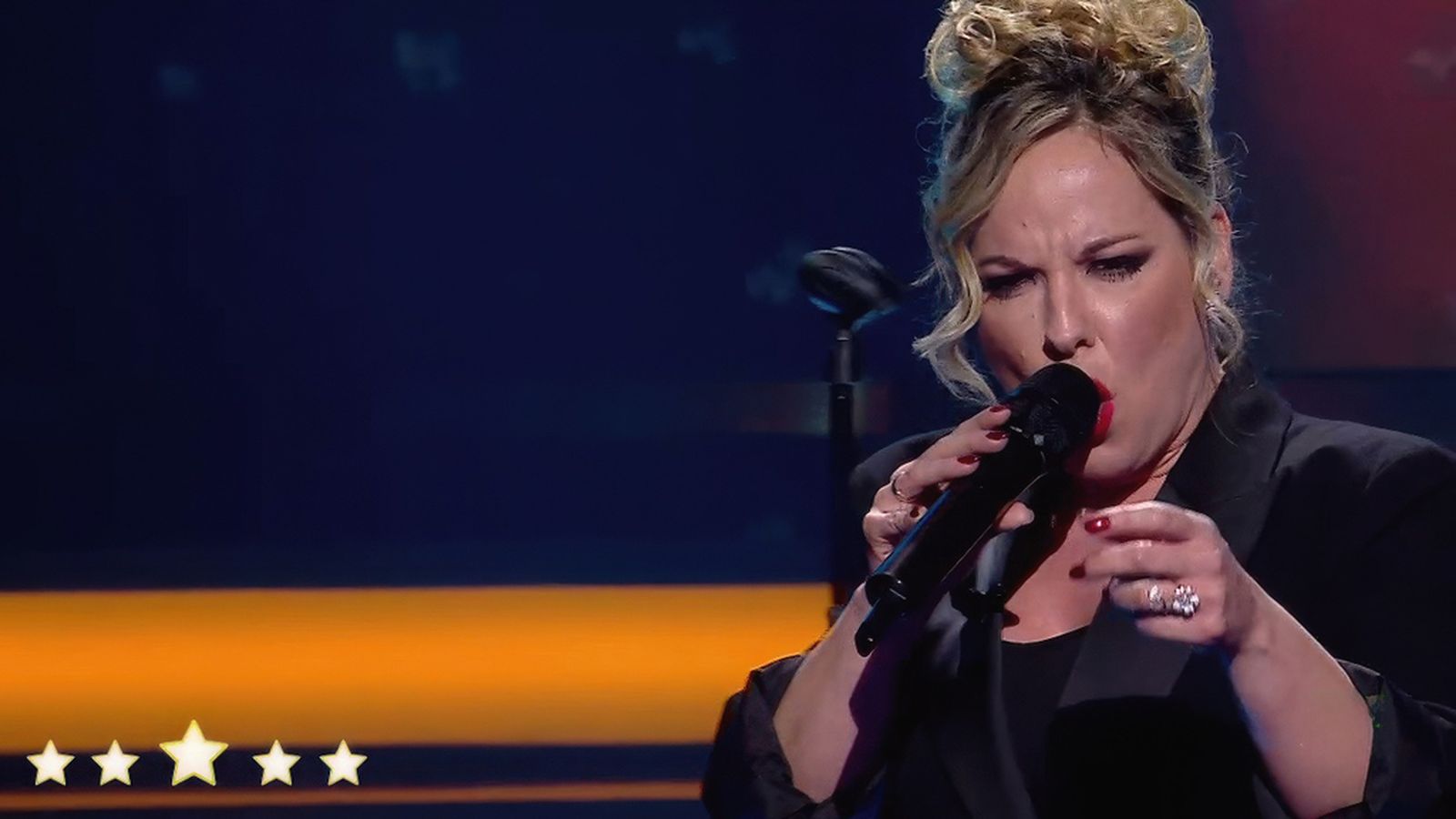 Alejandra Rodríguez derrocha elegancia interpretando un tema de Luz Casal