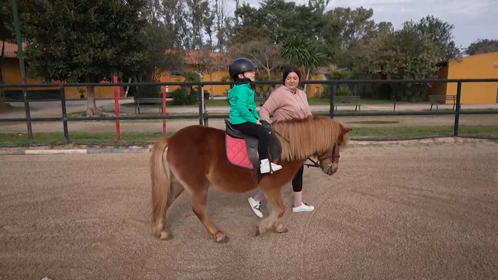 Jara, una pony muy especial protagonista de las terapias equinas