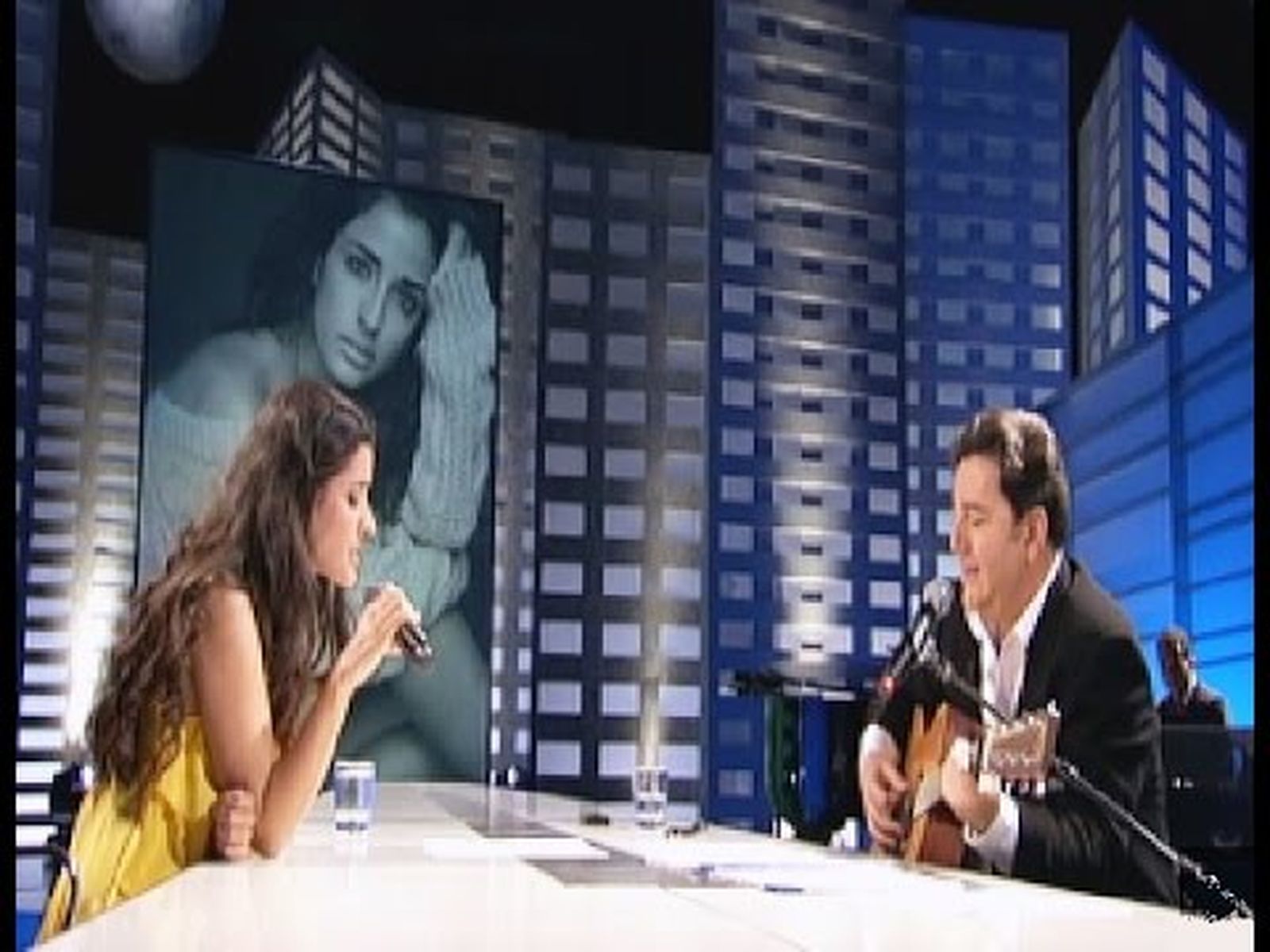 Inma Cuesta canta "Contigo" con Joaquín Petit a la guitarra