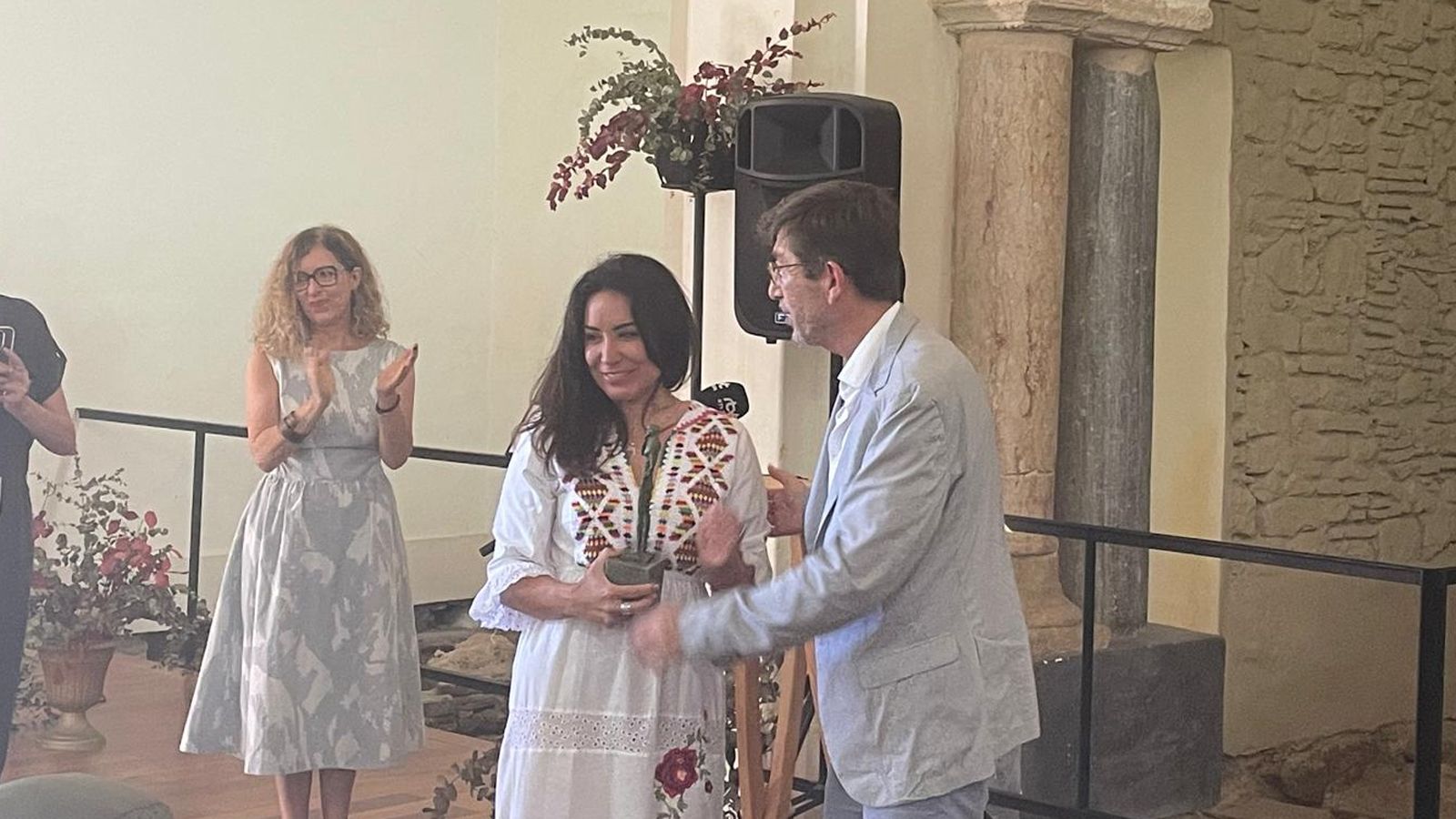 Erige Sehiri recoge el Premio Miradas Africanas que otorga Canal Sur de manos de Leonardo Sardiña
