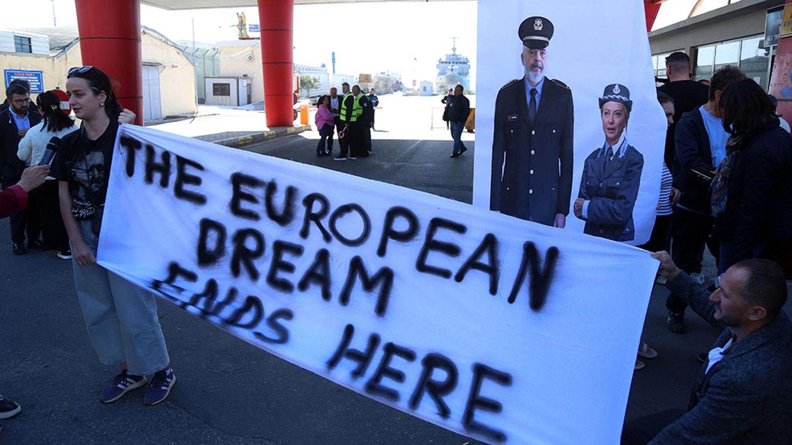 Protestas ante el centro de deportación de Italia en Albania