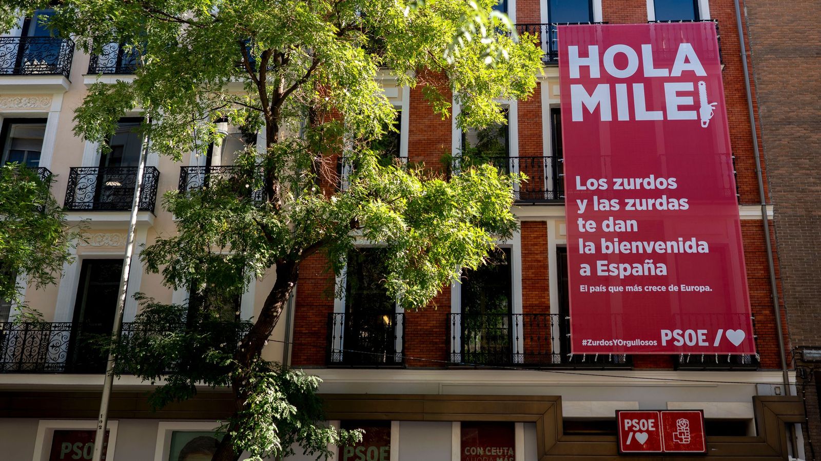 Lona de bienvenida a Milei en la sede del PSOE