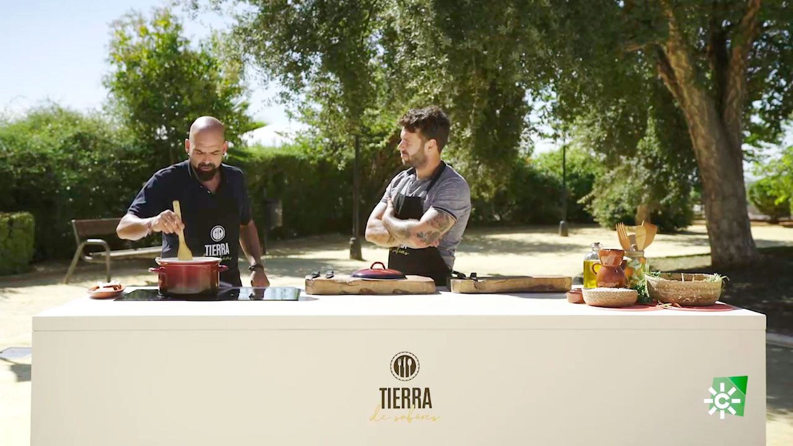 Bosco Benítez cocina una receta con sabor a Aznalcázar: chícharos con tagarninas y conejo