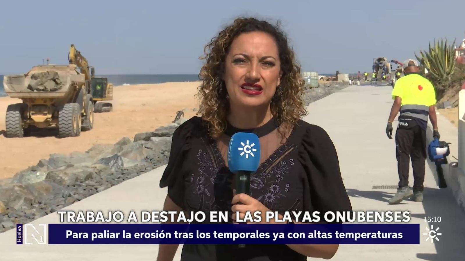 Trabajos en los arenales de Huelva de cara a la temporada de baños