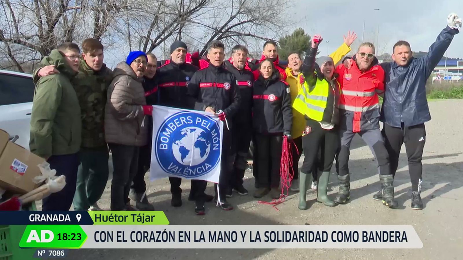 Aplausos para los voluntarios de Valencia que llegan a Huétor Tájar para ayudar a limpiar las huellas del temporal