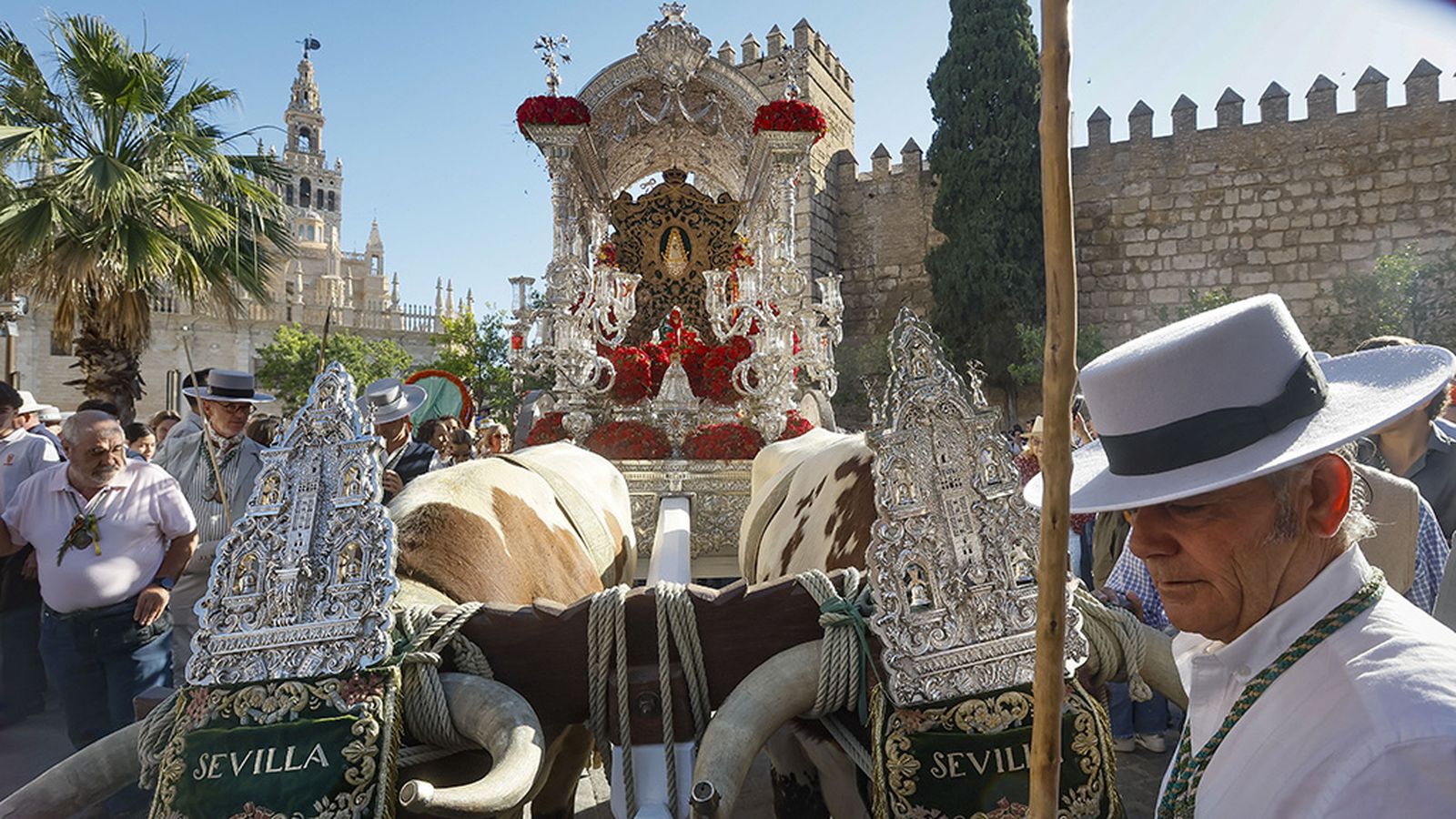 Las hermandades mas multitudinarias inician el camino a El Rocío